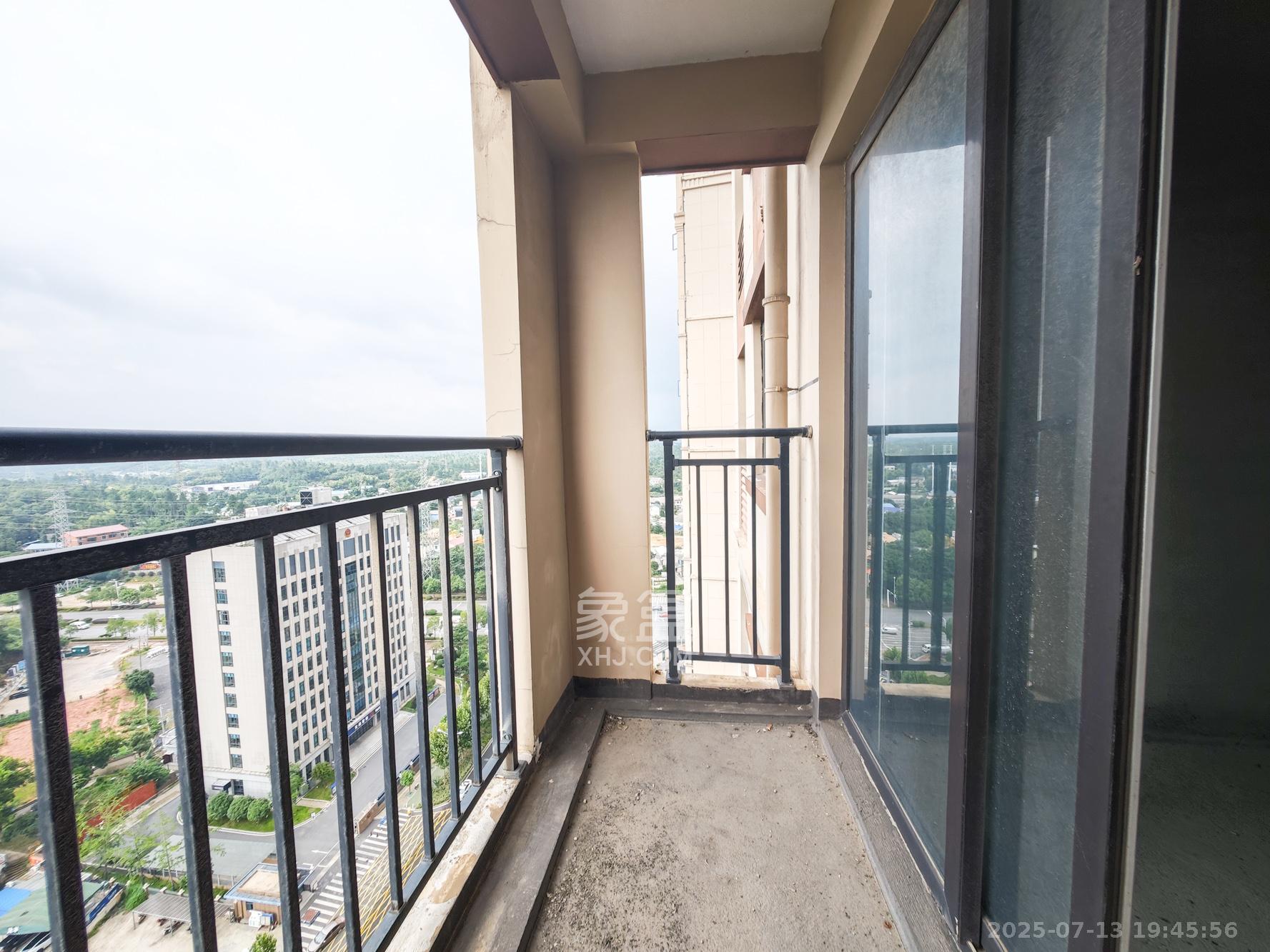 中岭景苑 3室2厅2卫 52.0万 中岭景苑 3室2厅2卫 52.0万阳台