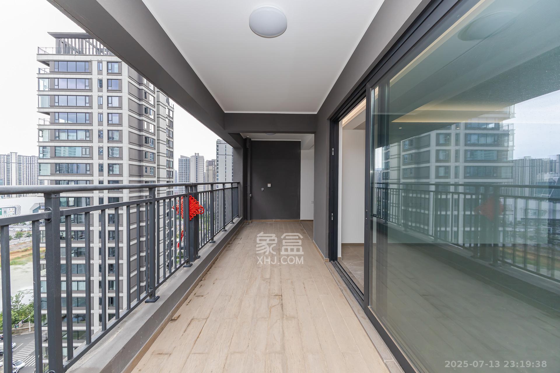 越秀湘江星汇城三期 4室2厅3卫 260.0万 越秀湘江星汇城三期 4室2厅3卫 260.0万阳台