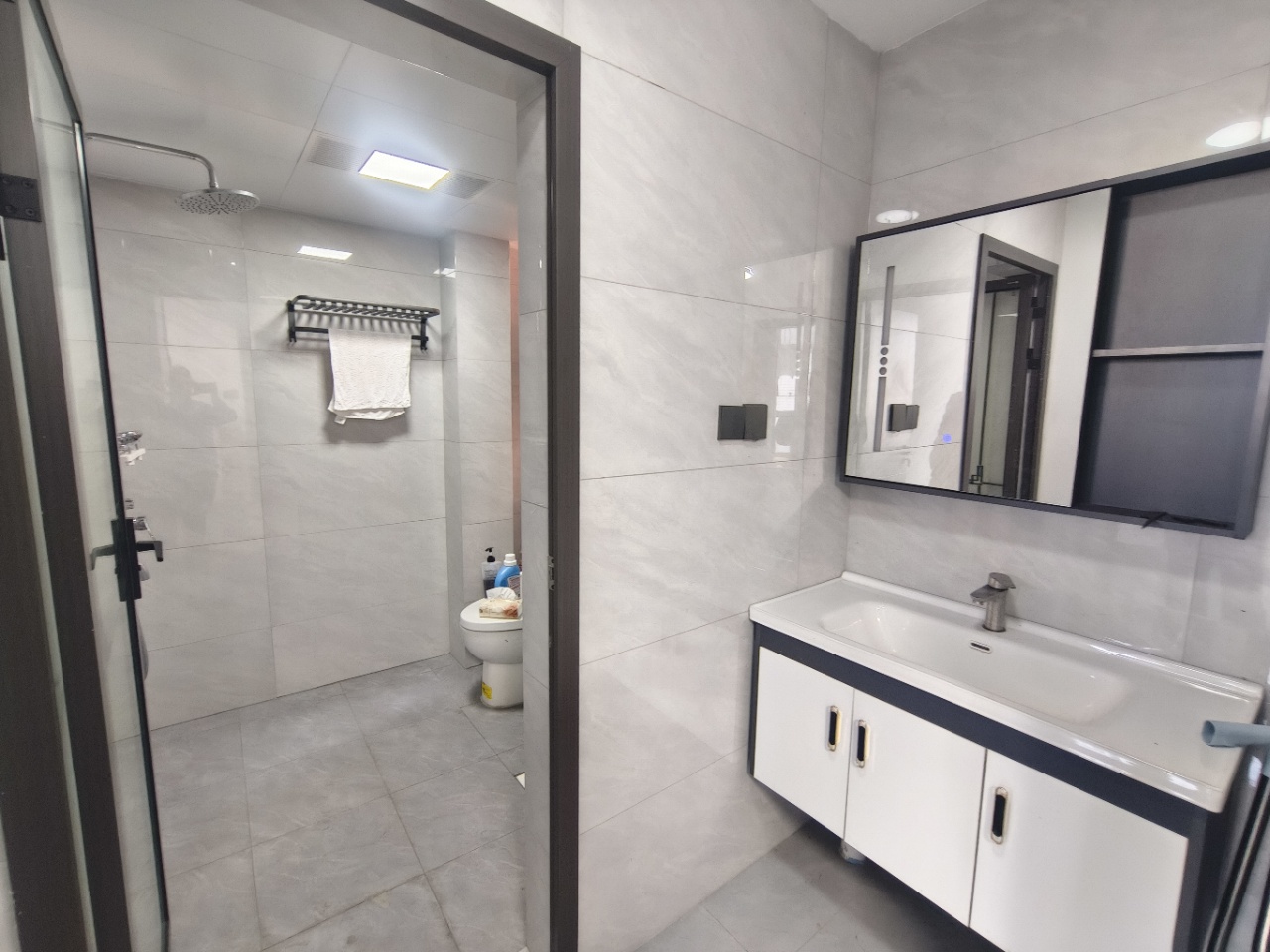 金山俪园 2室1厅1卫 1700.0元/月 金山俪园 2室1厅1卫 1700.0元/月室内图