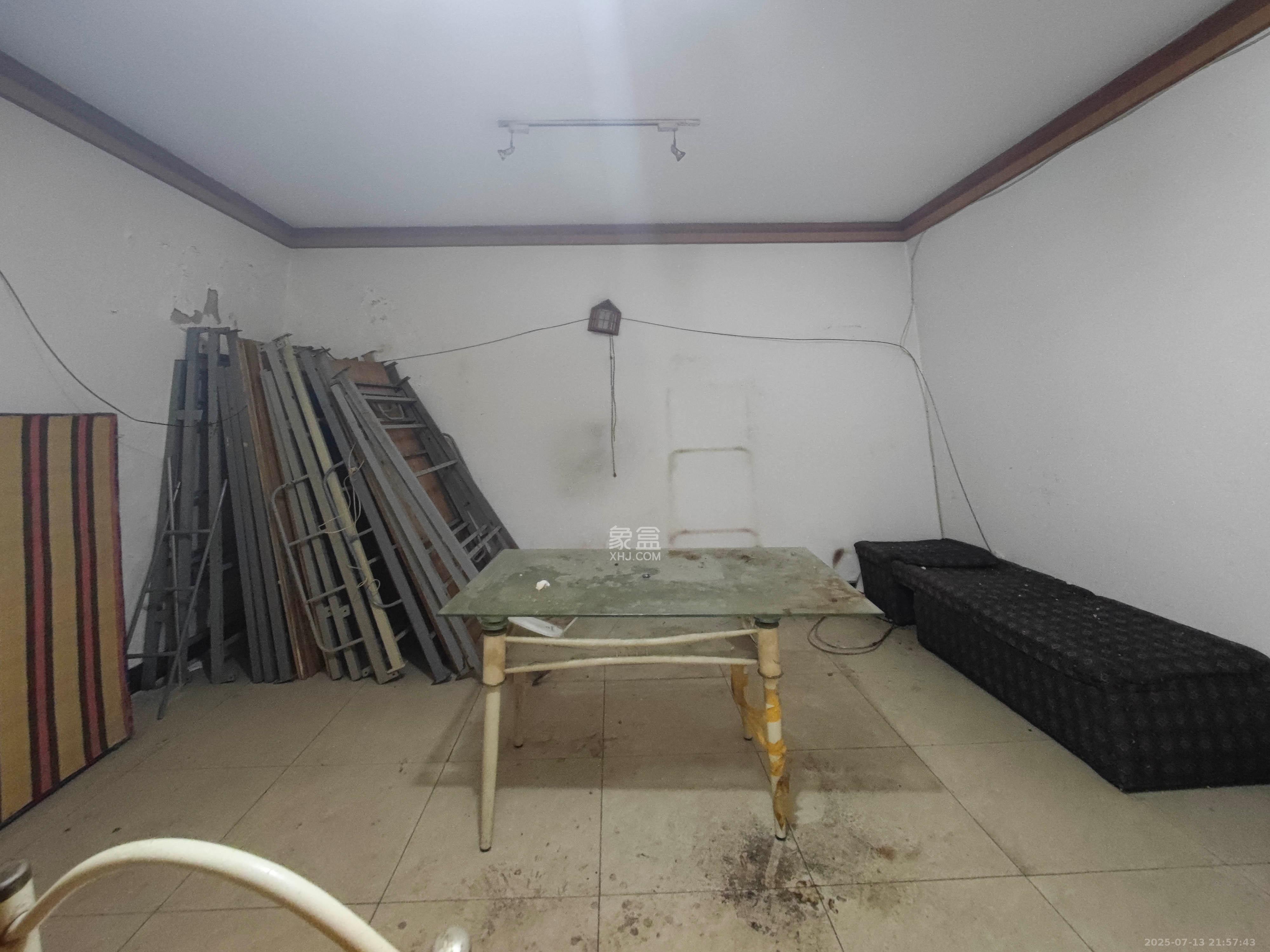 洞井商贸城 1室0厅0卫 98.0万 洞井商贸城 1室0厅0卫 98.0万客厅