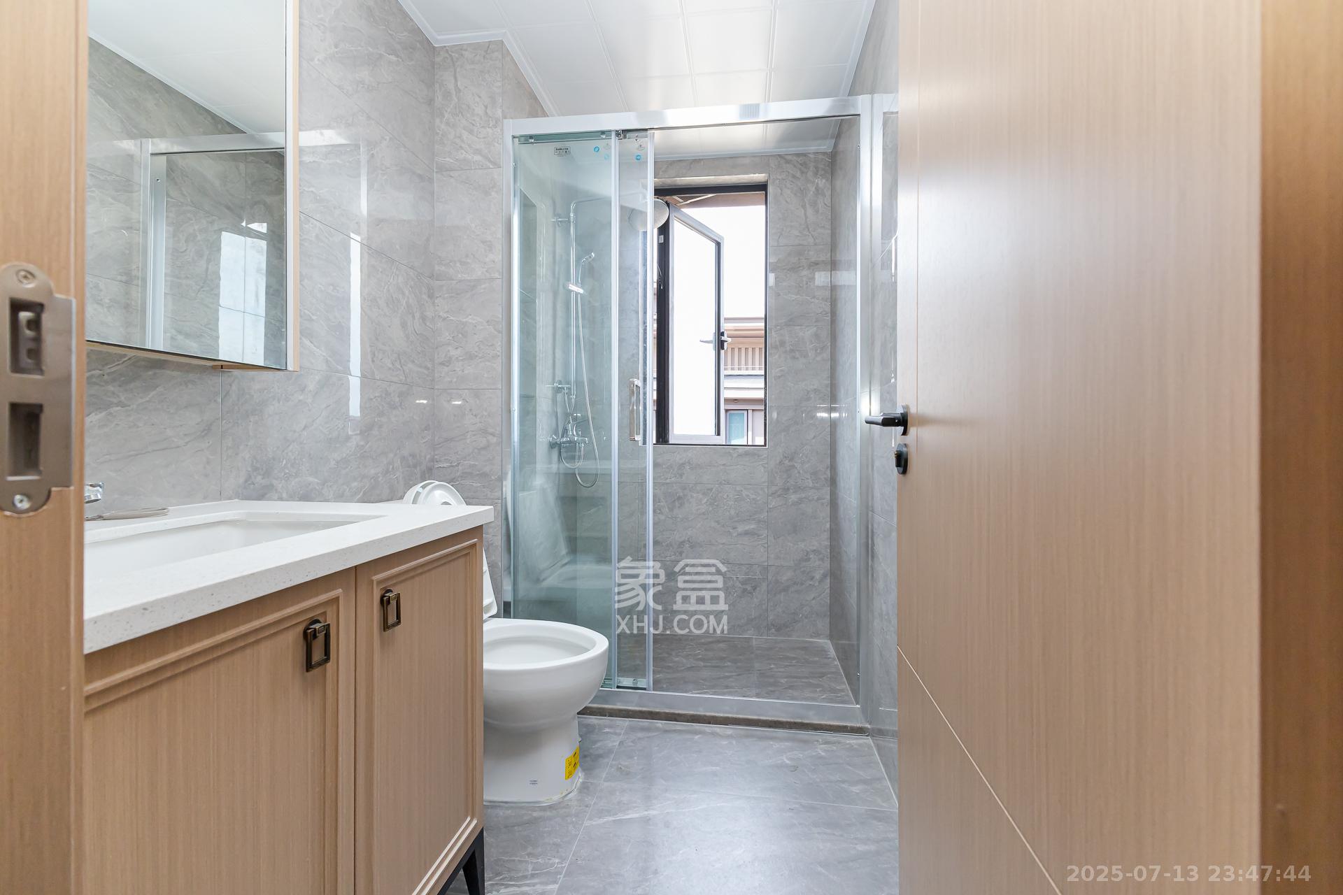 时代建发和著 4室2厅2卫 210.0万 时代建发和著 4室2厅2卫 210.0万卫生间