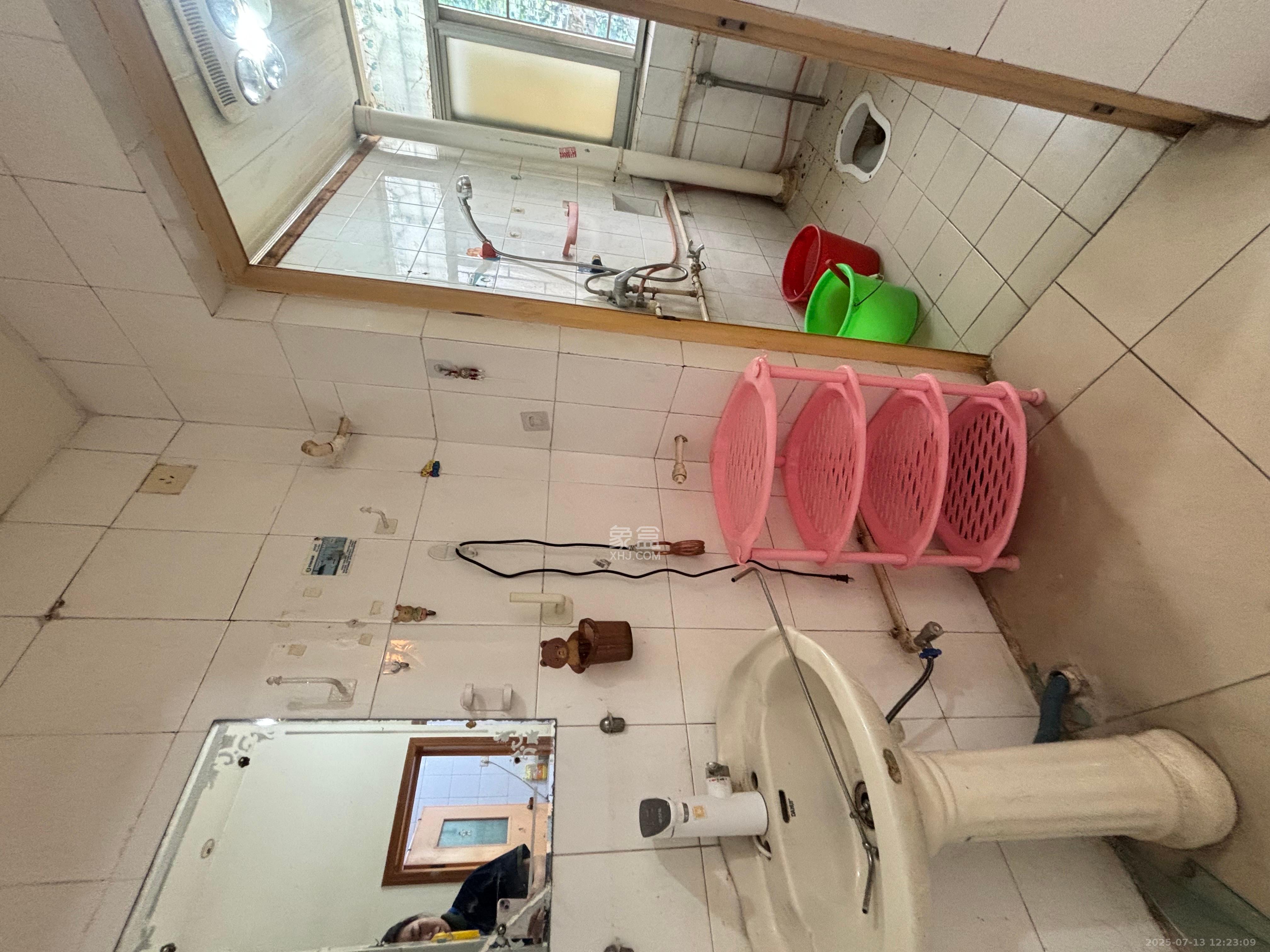 无线电信宿舍  3室2厅2卫    2400.0元/月 无线电信宿舍  3室2厅2卫    2400.0元/月室内图