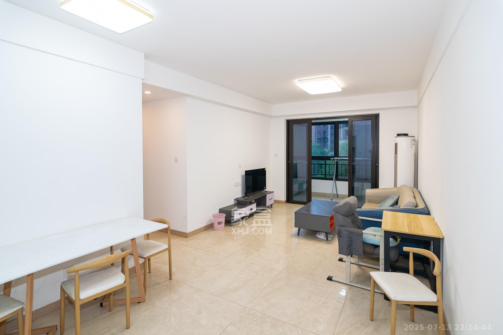 新城国际花都 3室2厅2卫 63.8万 新城国际花都 3室2厅2卫 63.8万客厅