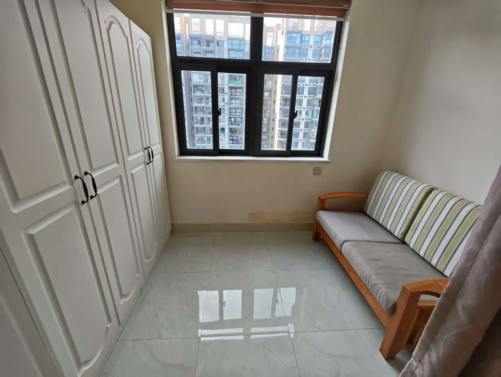 环强御景湾 3室2厅1卫 2700.0元/月 环强御景湾 3室2厅1卫 2700.0元/月室内图