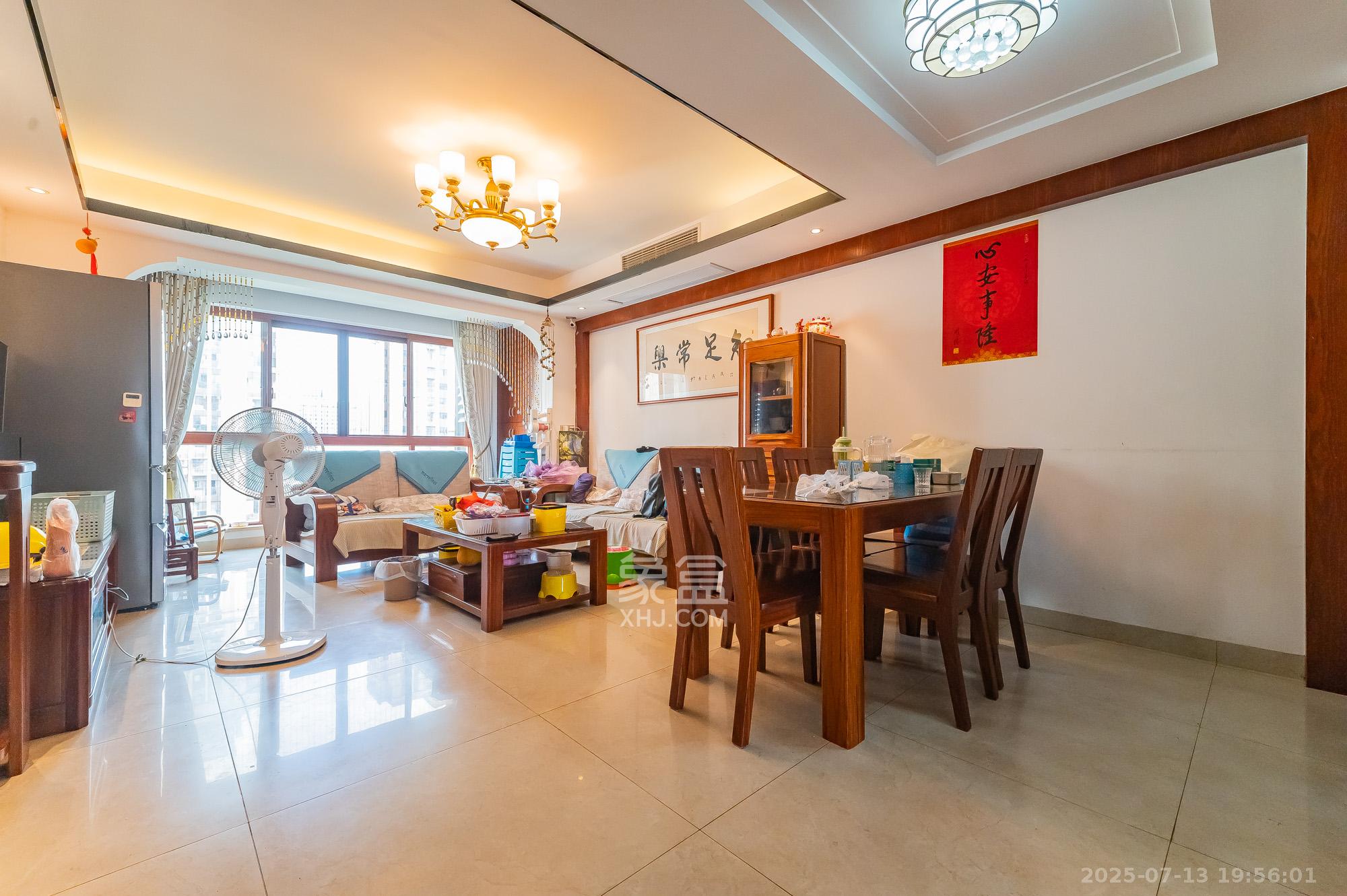 星湖湾一期高层 4室2厅2卫 120.0万 星湖湾一期高层 4室2厅2卫 120.0万客厅