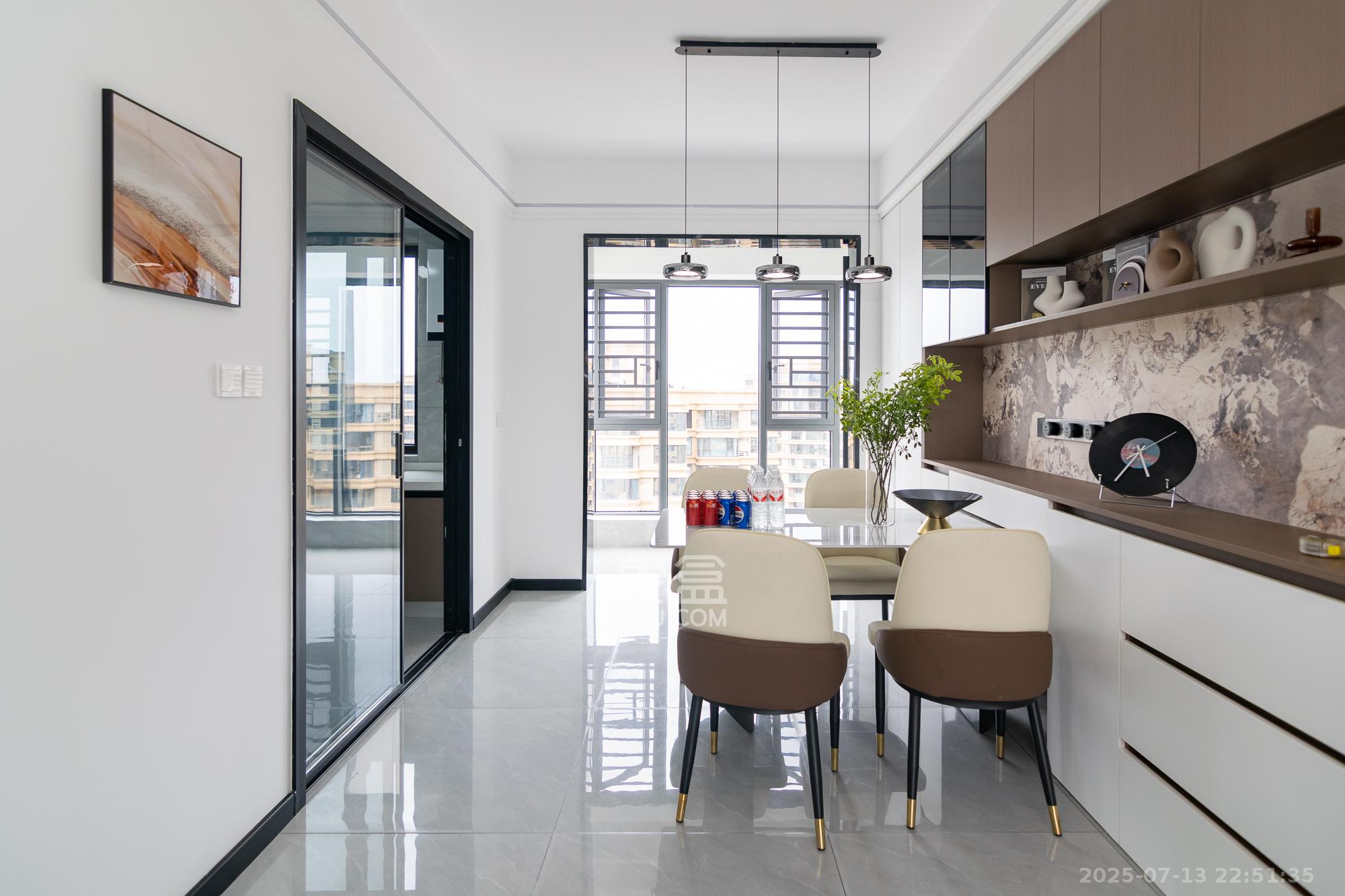 三润城(三润星城) 4室2厅2卫 126.8万 三润城(三润星城) 4室2厅2卫 126.8万客厅