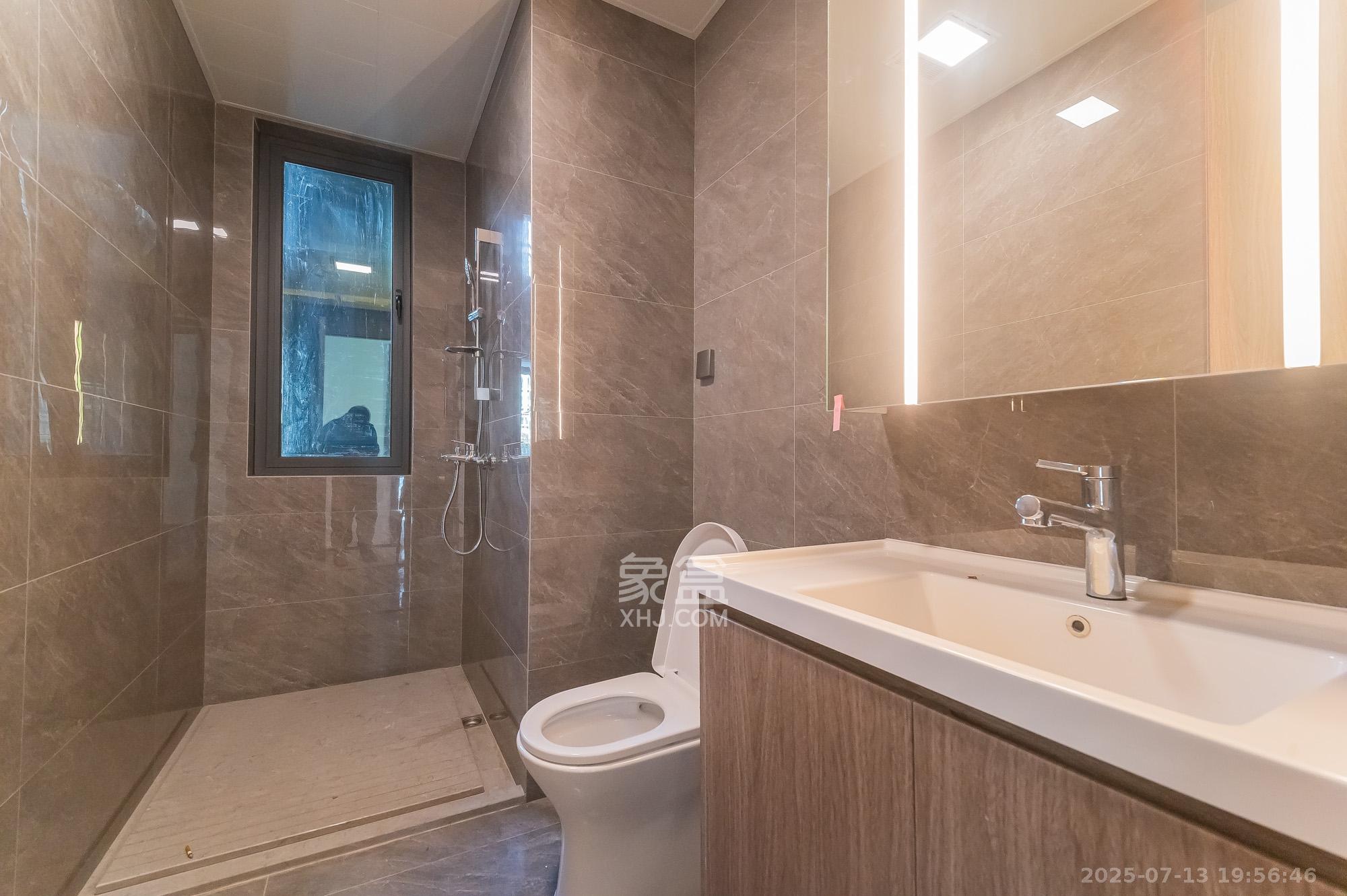 万科松湖天地  3室2厅2卫    139.6万卫生间