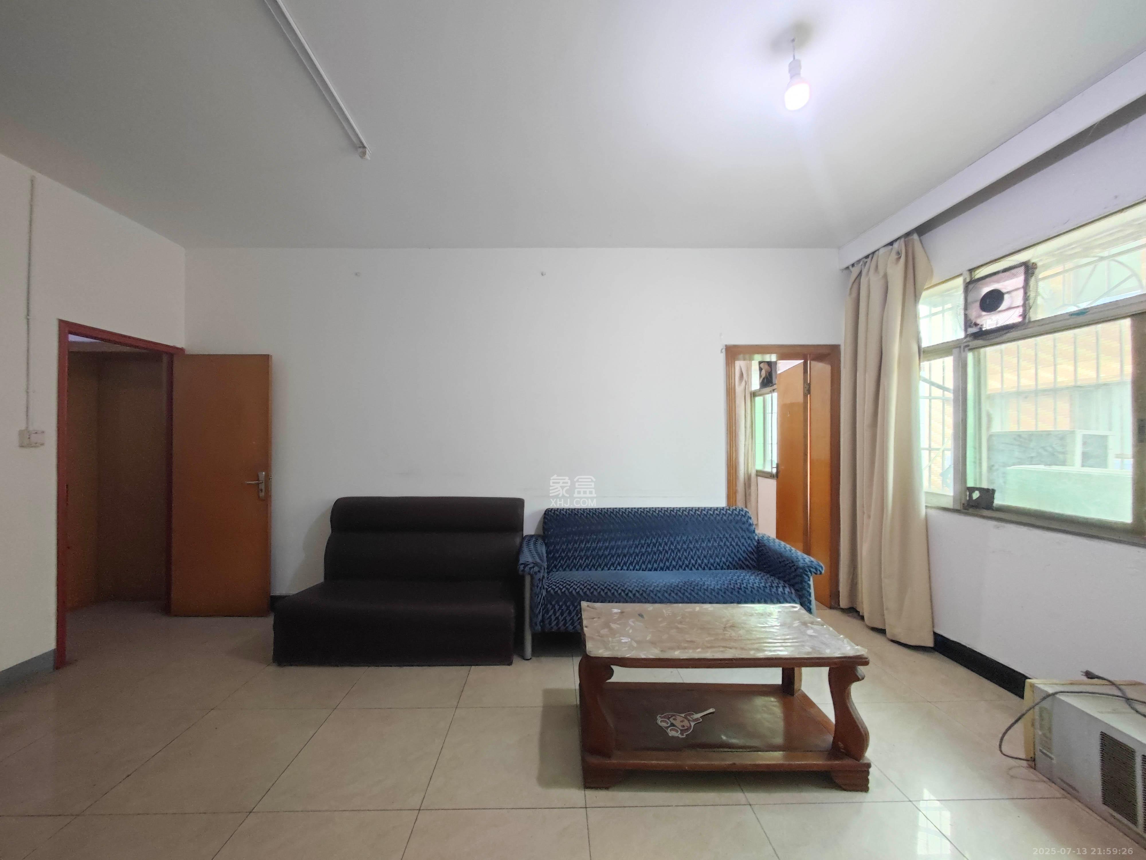 洞井商贸城  4室2厅2卫    98.0万 洞井商贸城  4室2厅2卫    98.0万客厅