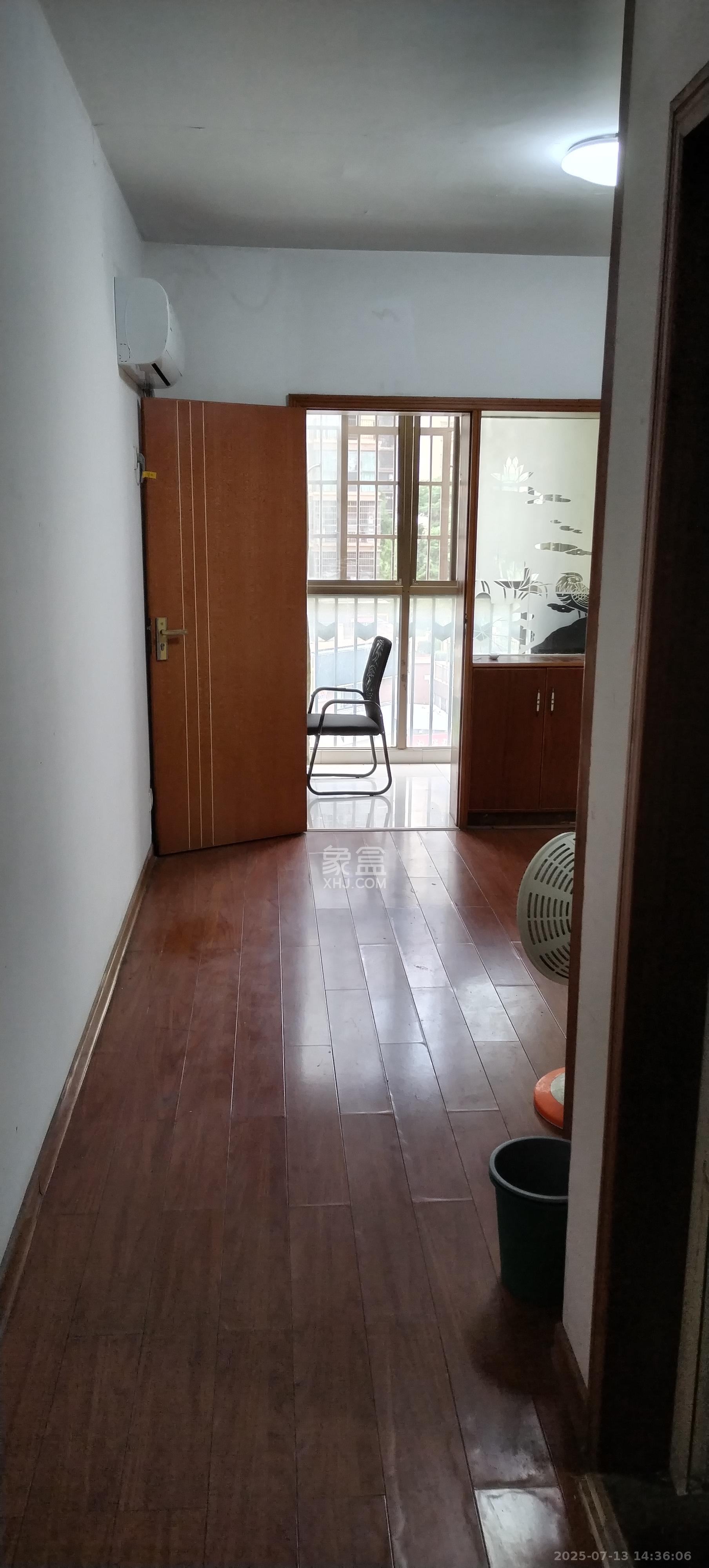 莲湖汽配城 3室2厅2卫 1800.0元/月 莲湖汽配城 3室2厅2卫 1800.0元/月室内图