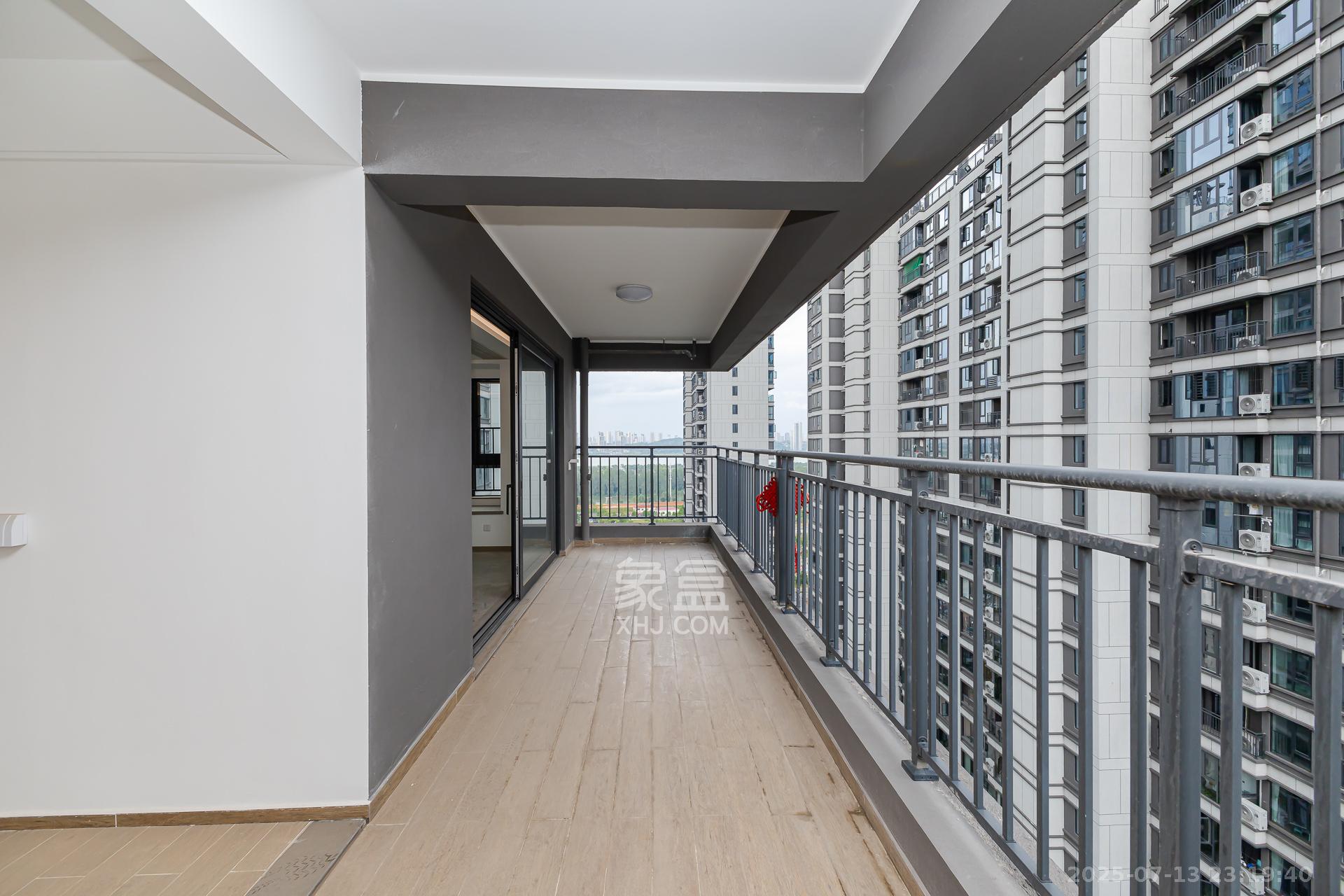 越秀湘江星汇城三期 4室2厅3卫 260.0万 越秀湘江星汇城三期 4室2厅3卫 260.0万阳台