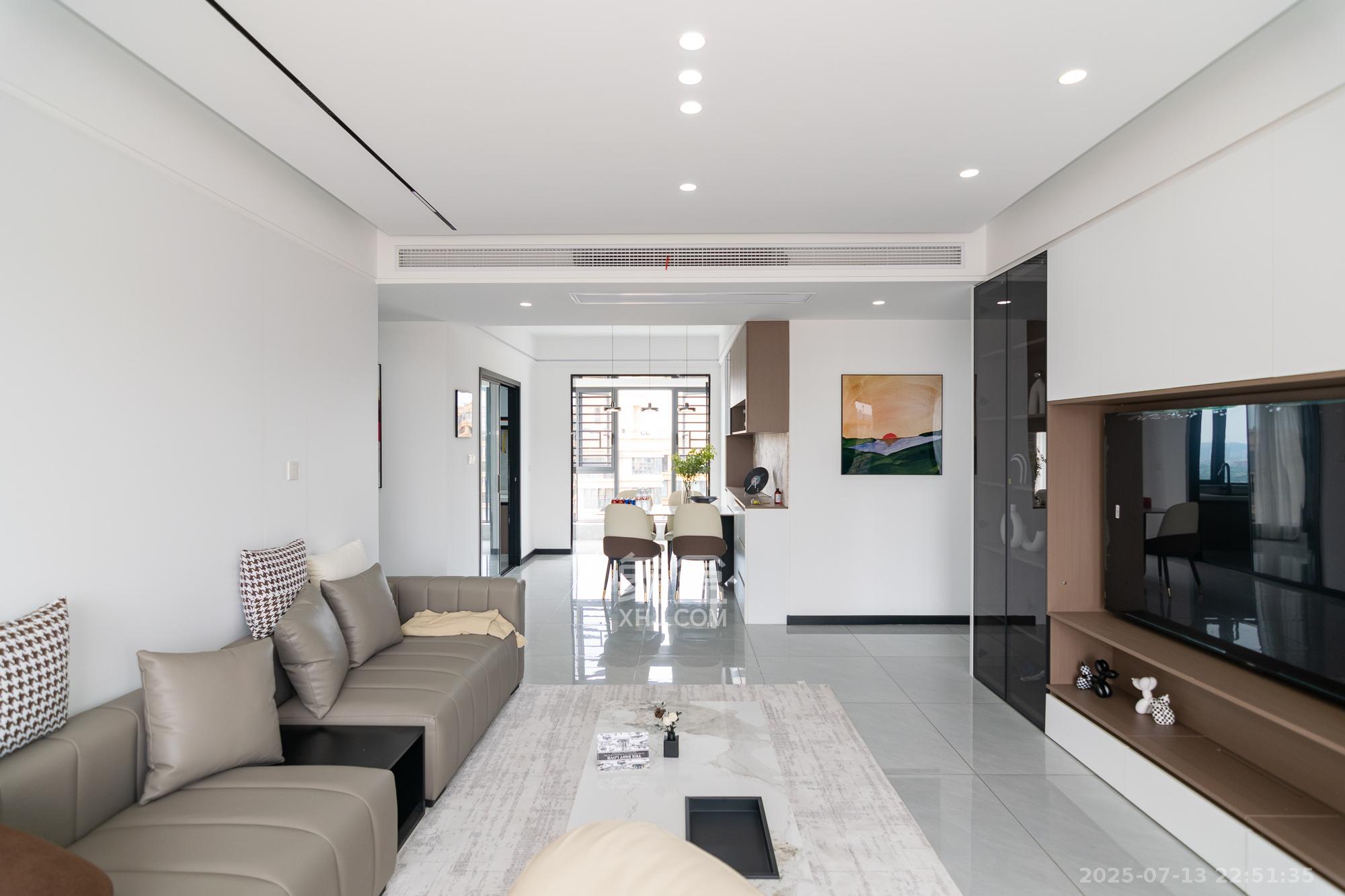 三润城(三润星城) 4室2厅2卫 126.8万 三润城(三润星城) 4室2厅2卫 126.8万客厅