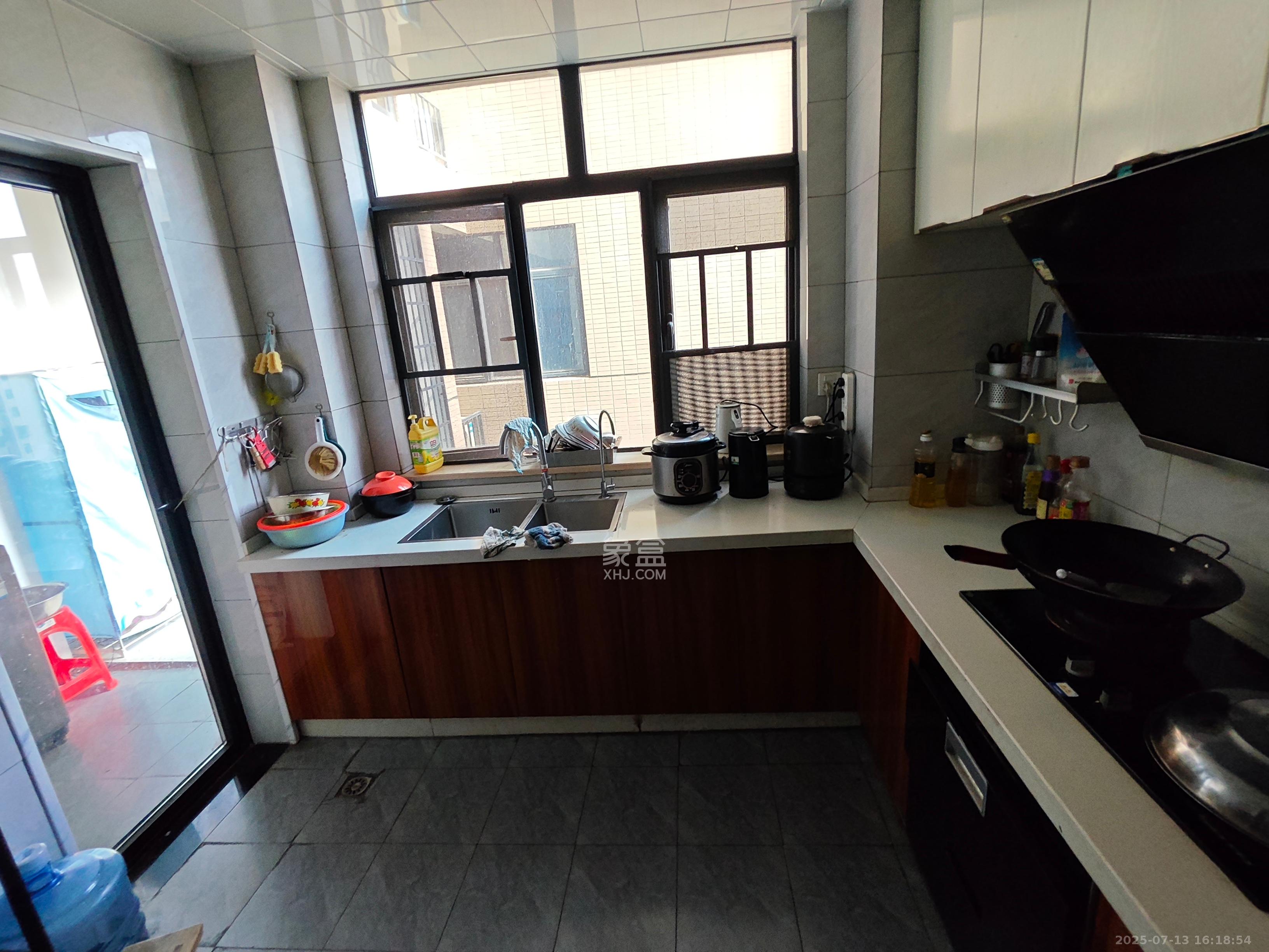 辉煌国际城二期  1室0厅0卫    3200.0元/月 辉煌国际城二期  1室0厅0卫    3200.0元/月室内图