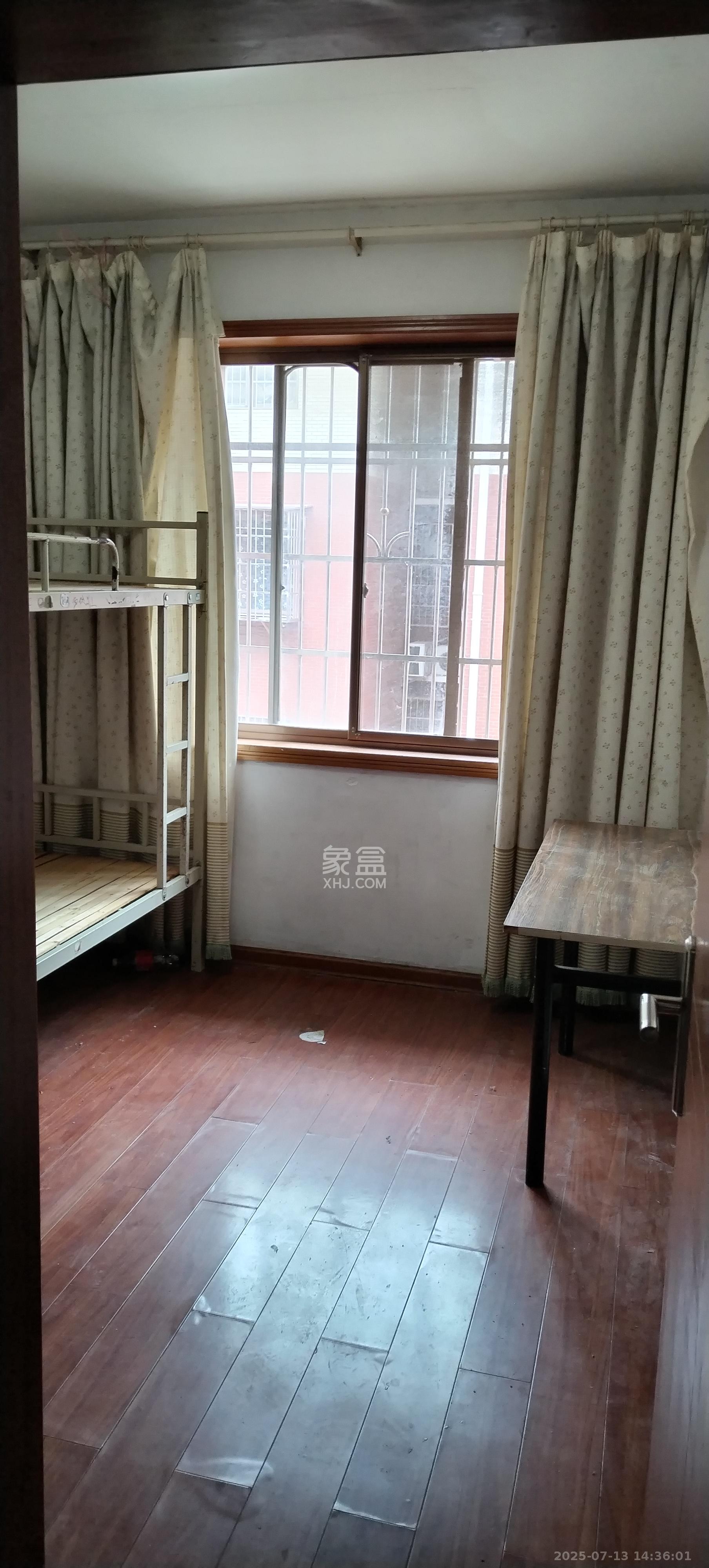 莲湖汽配城  3室2厅2卫   1800.00元/月室内图