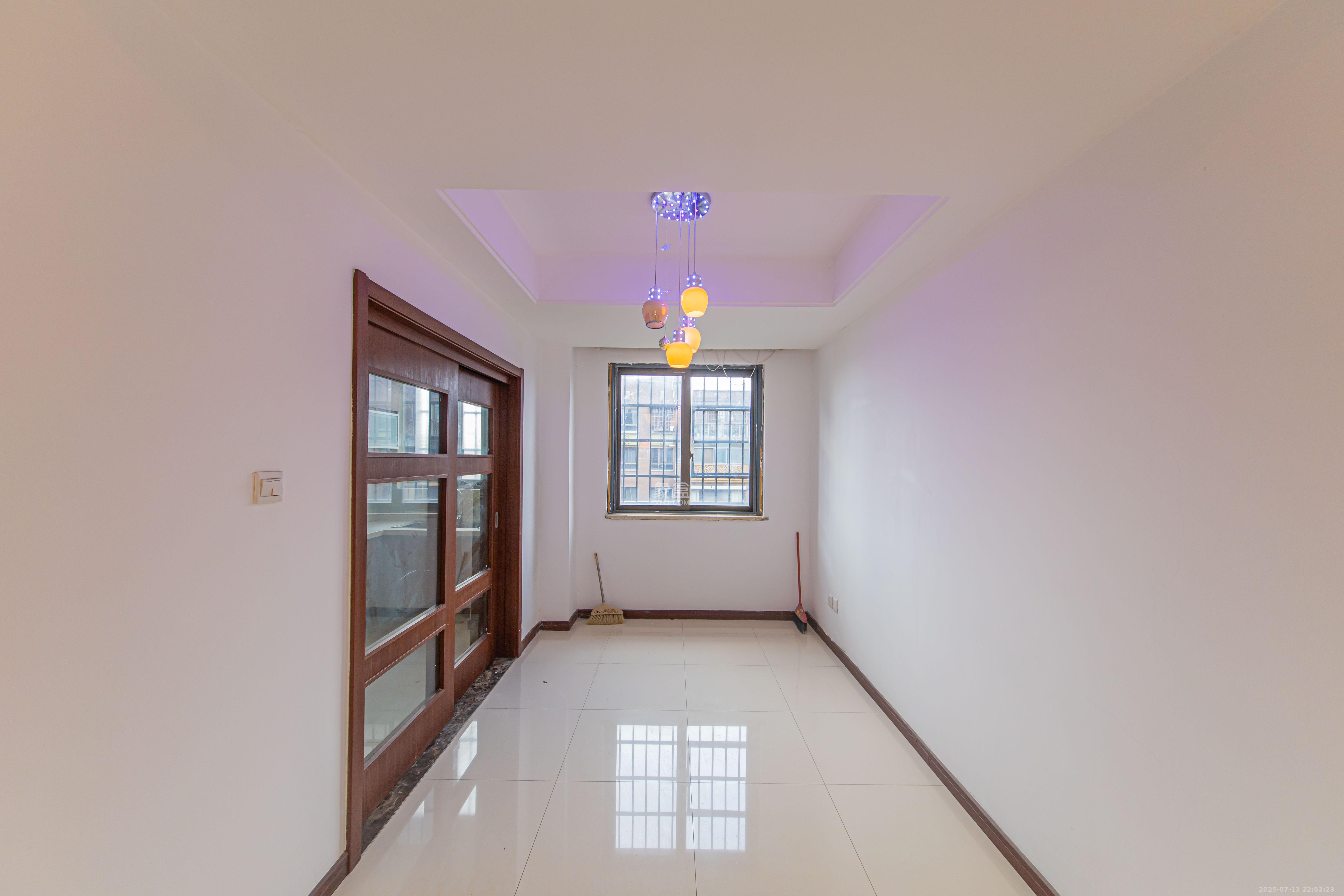 绿地公馆(绿地名邸) 3室2厅2卫 160.0万 绿地公馆(绿地名邸) 3室2厅2卫 160.0万客厅