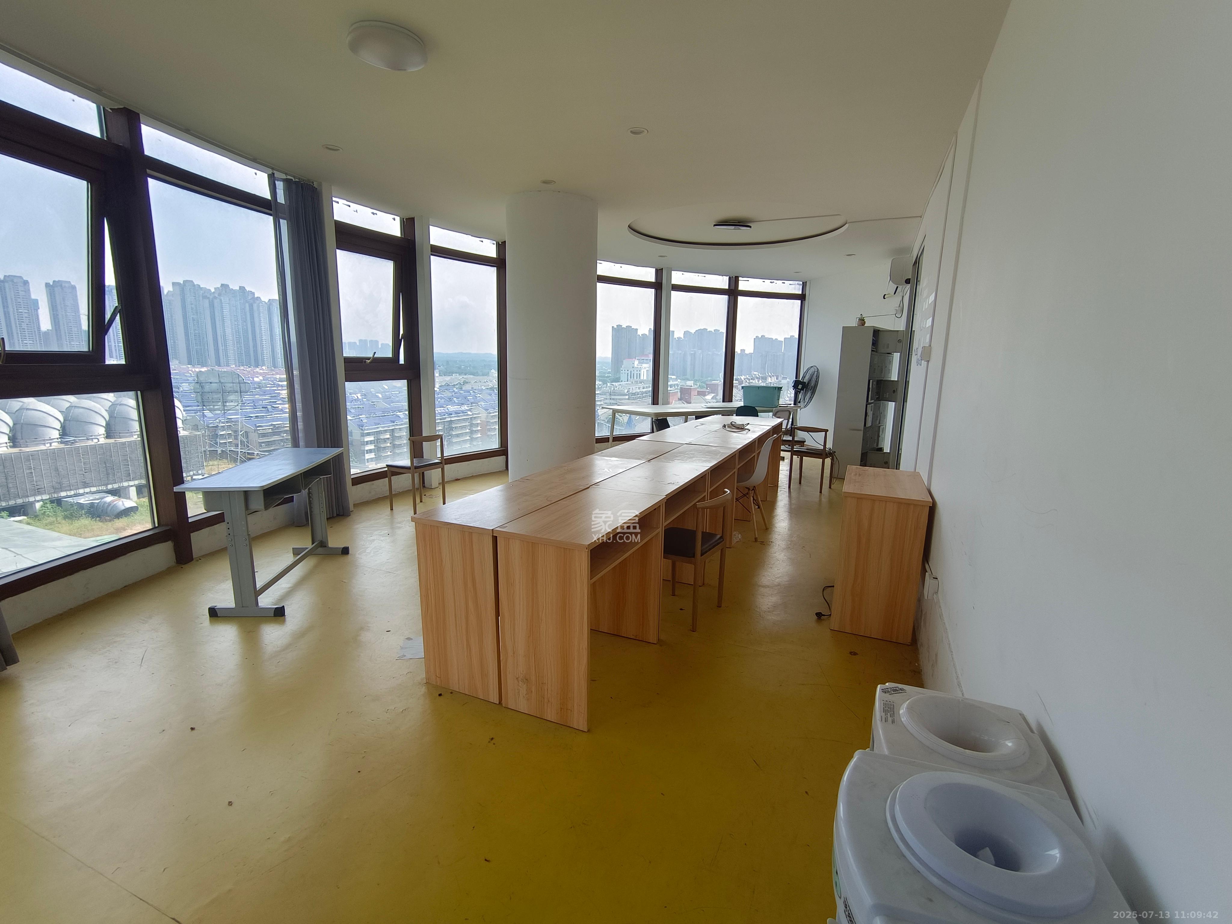 湘江世纪城富湾国际 5室2厅2卫 9500.0元/月 湘江世纪城富湾国际 5室2厅2卫 9500.0元/月室内图