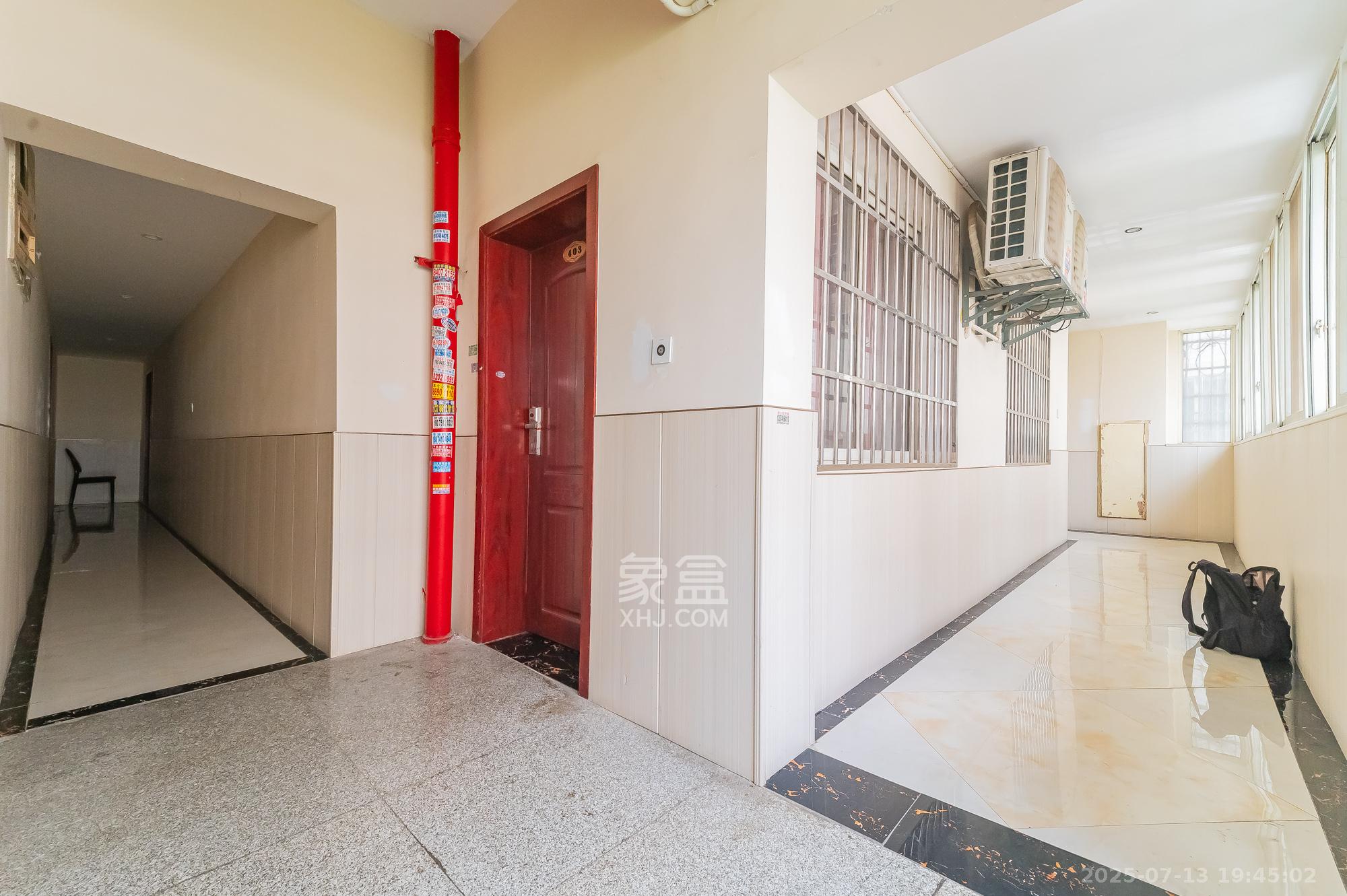 思进大厦 3室2厅2卫 43.8万 思进大厦 3室2厅2卫 43.8万客厅