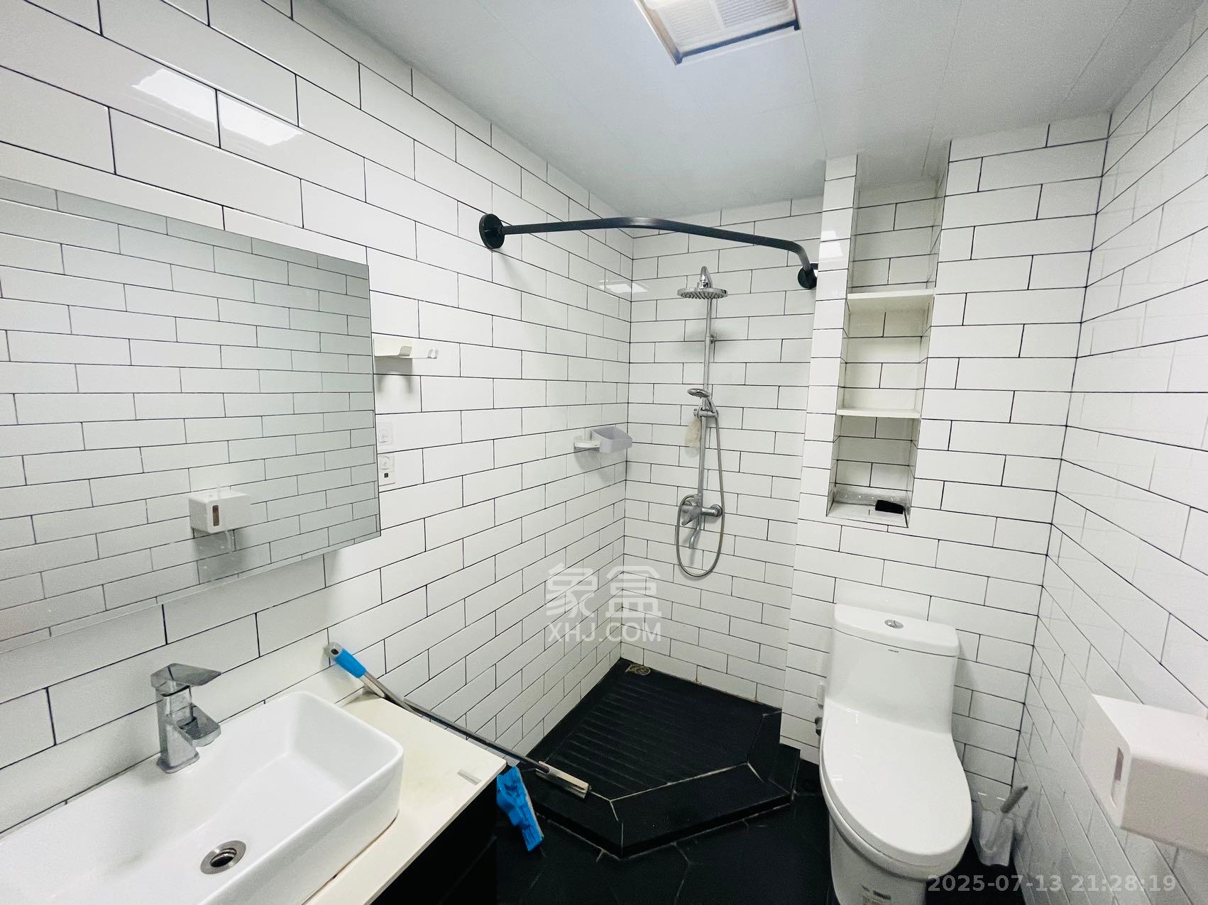 半山公馆(半山国际中心) 1室1厅1卫 2100.0元/月 半山公馆(半山国际中心) 1室1厅1卫 2100.0元/月室内图