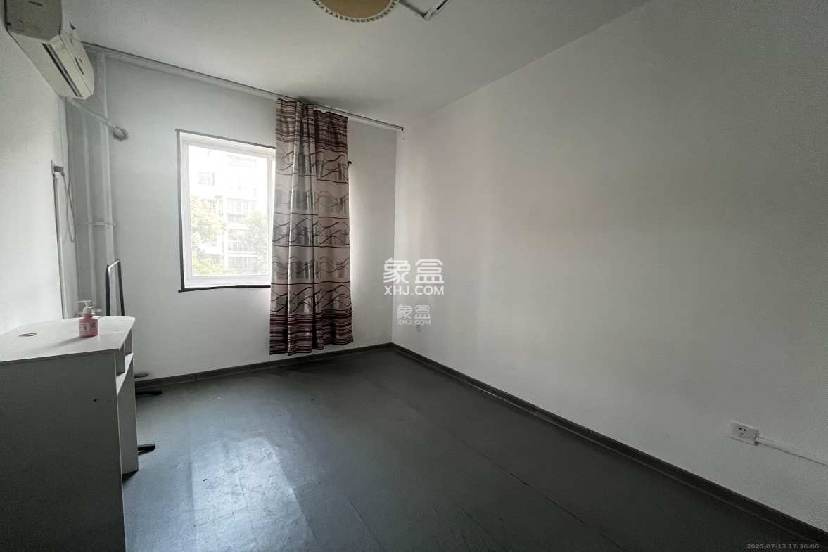 九峰小区(一二三四区) 1室2厅2卫 2300.0元/月 九峰小区(一二三四区) 1室2厅2卫 2300.0元/月室内图