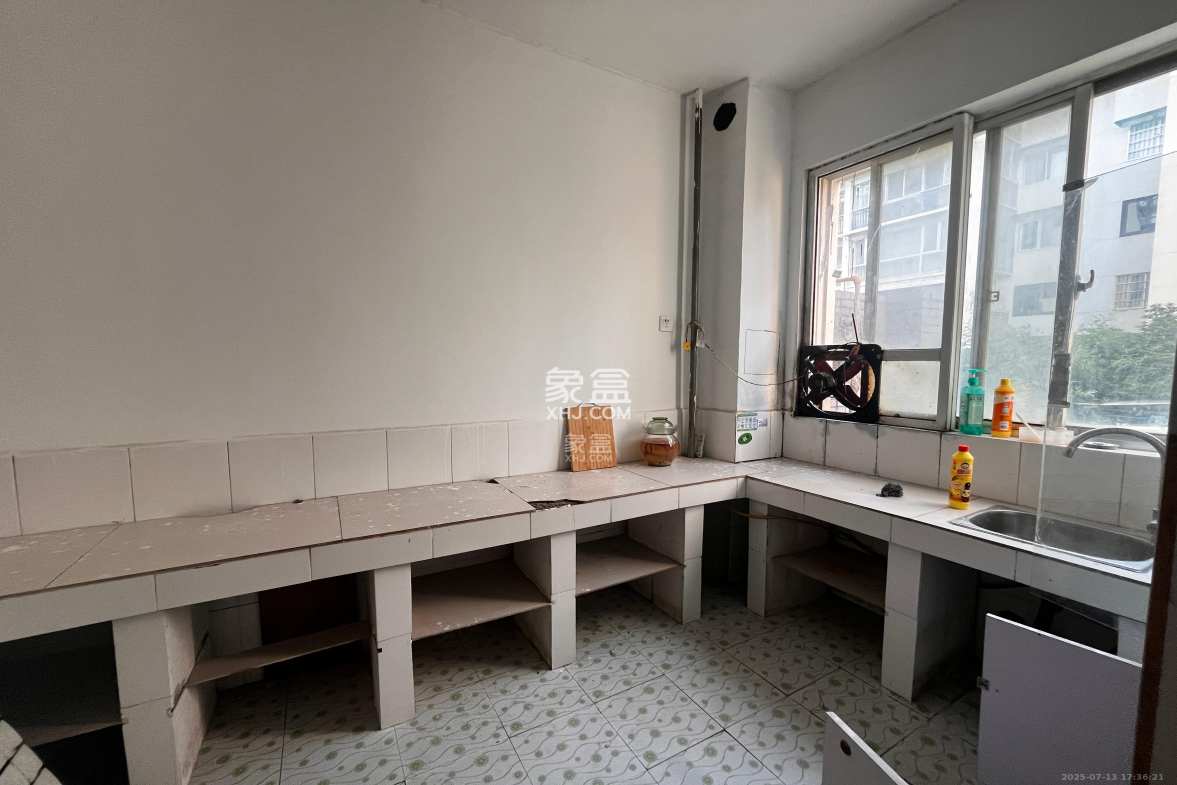 九峰小区(一二三四区) 1室2厅2卫 2300.0元/月 九峰小区(一二三四区) 1室2厅2卫 2300.0元/月室内图