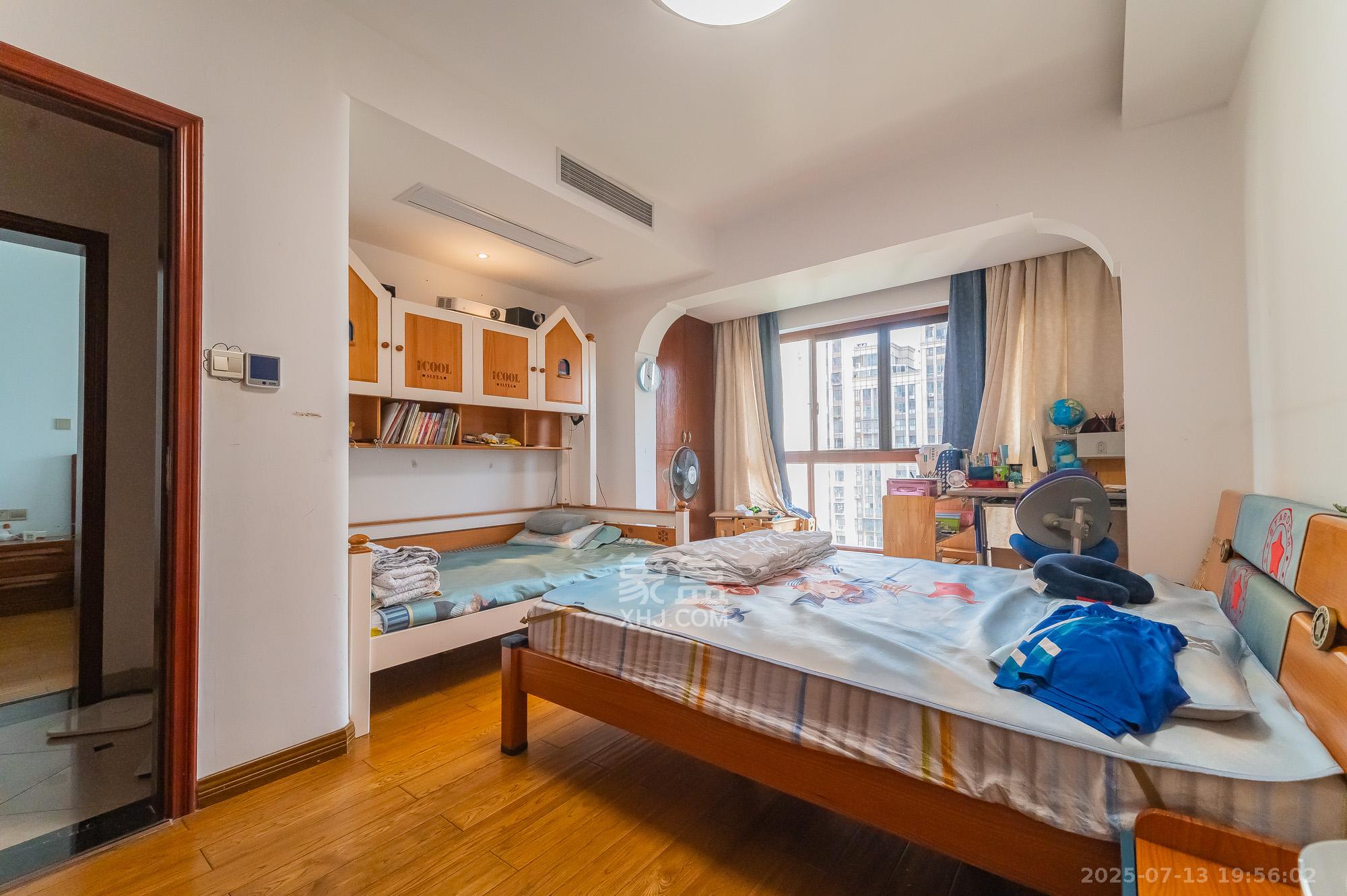 星湖湾一期高层 4室2厅2卫 120.0万 星湖湾一期高层 4室2厅2卫 120.0万卧室