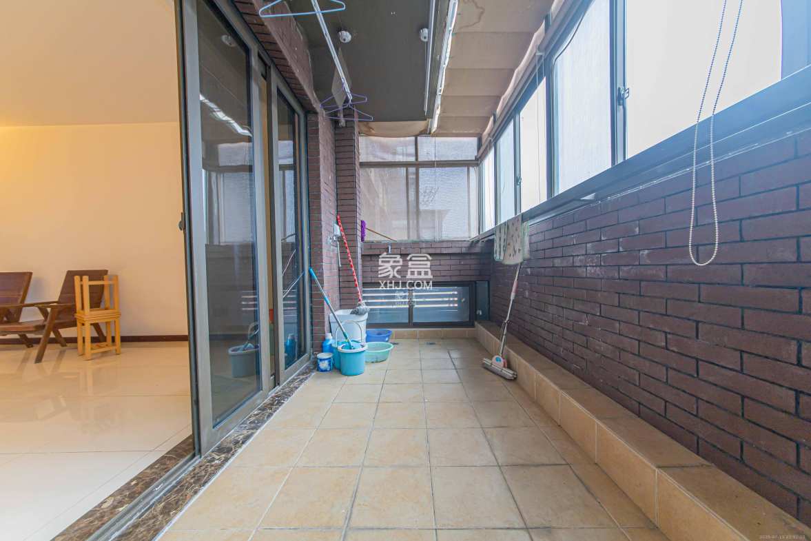 绿地公馆(绿地名邸) 3室2厅2卫 160.0万 绿地公馆(绿地名邸) 3室2厅2卫 160.0万阳台