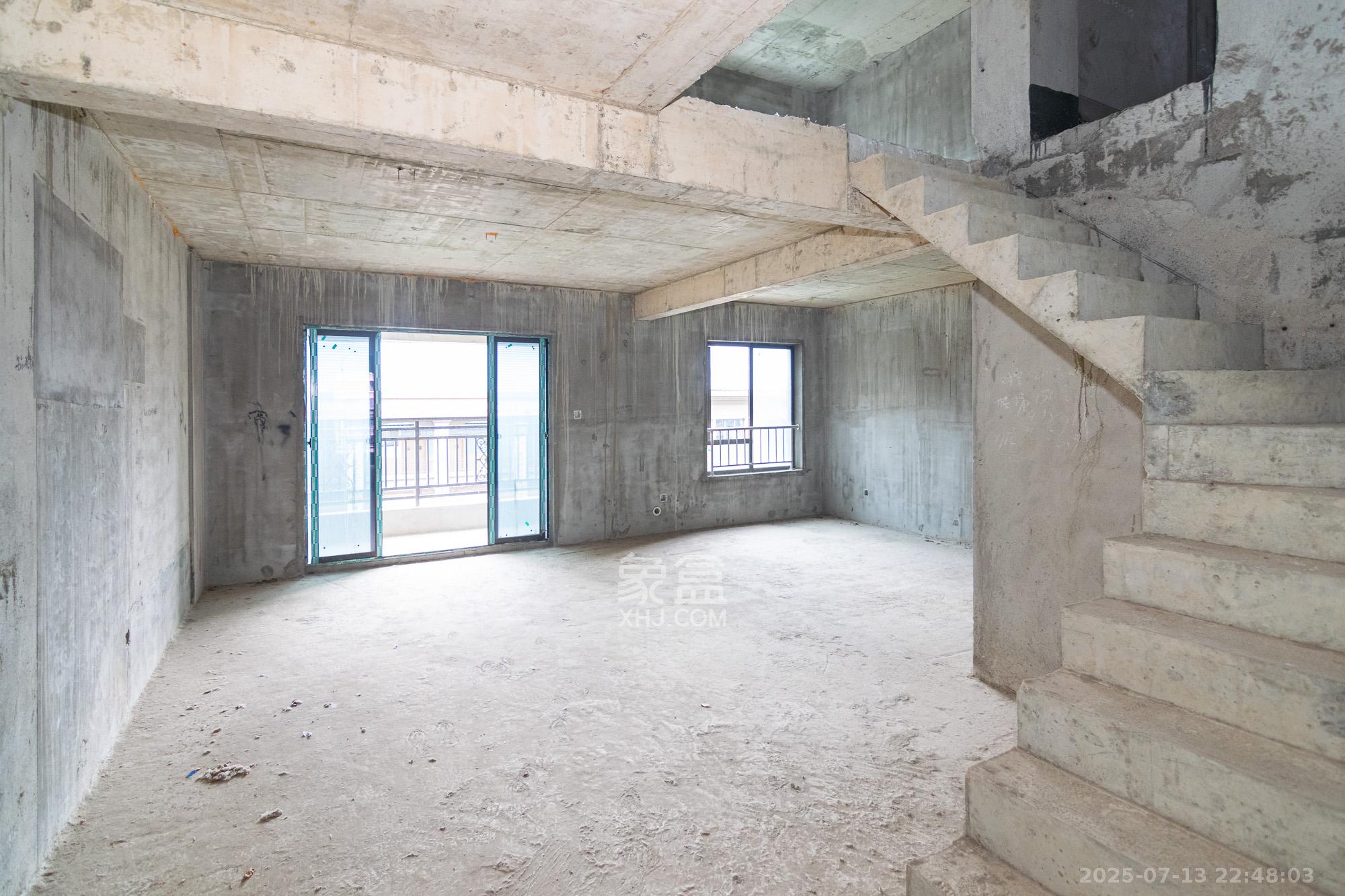 润和山水郡 4室2厅1卫 100.0万 润和山水郡 4室2厅1卫 100.0万客厅