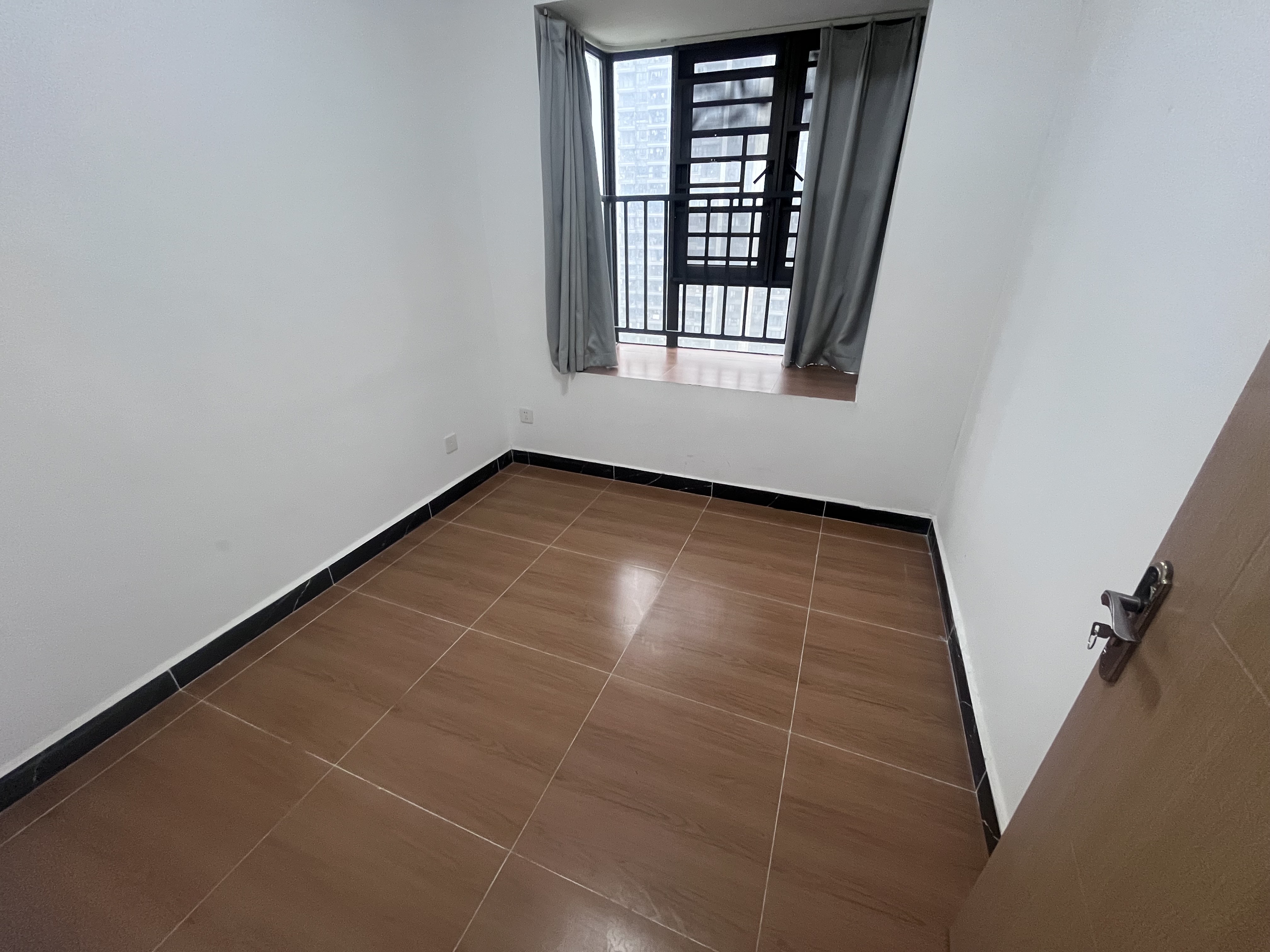 坡博家园三区  4室2厅2卫    2700.0元/月室内图