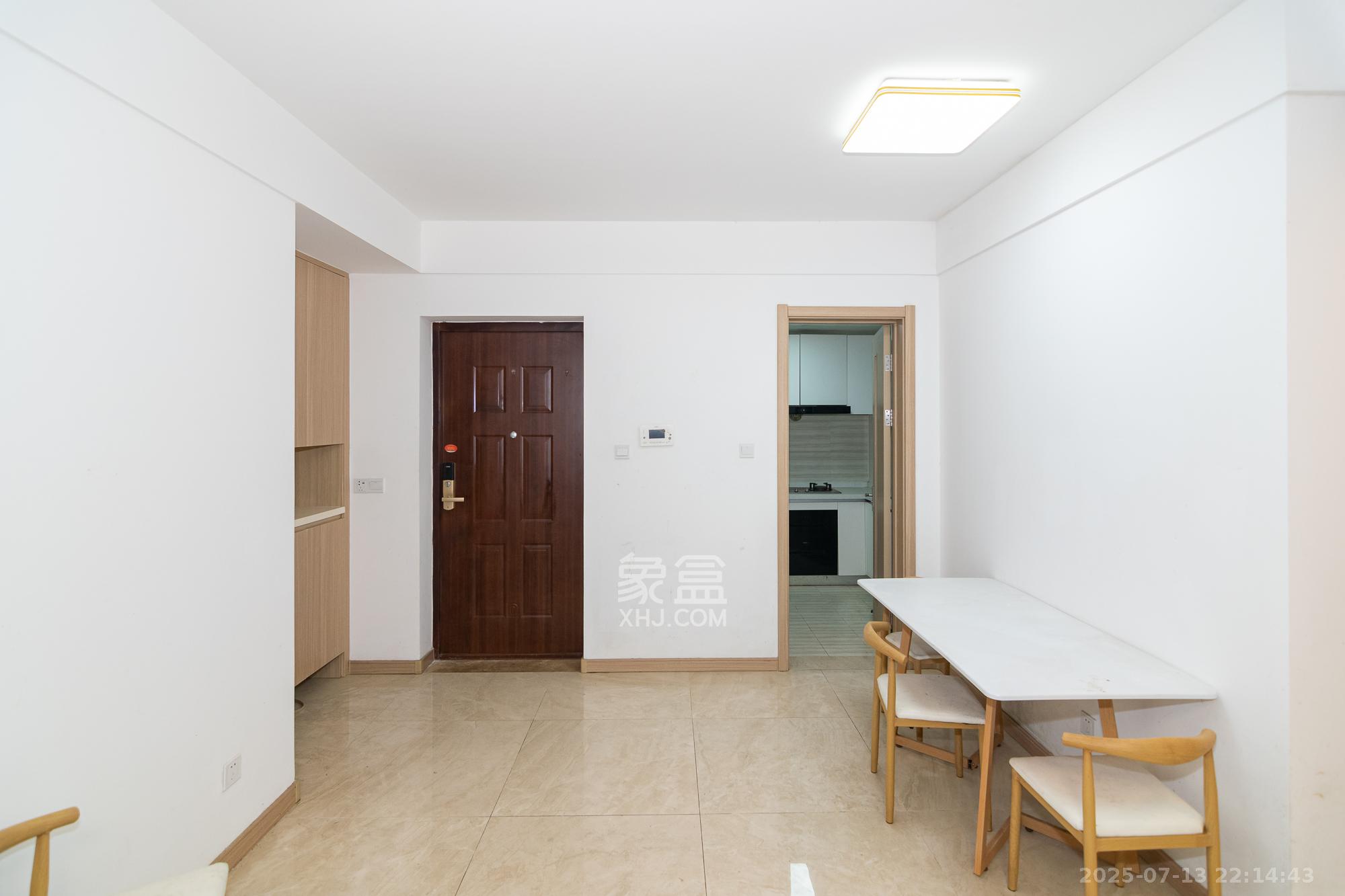 新城国际花都 3室2厅2卫 63.8万 新城国际花都 3室2厅2卫 63.8万客厅