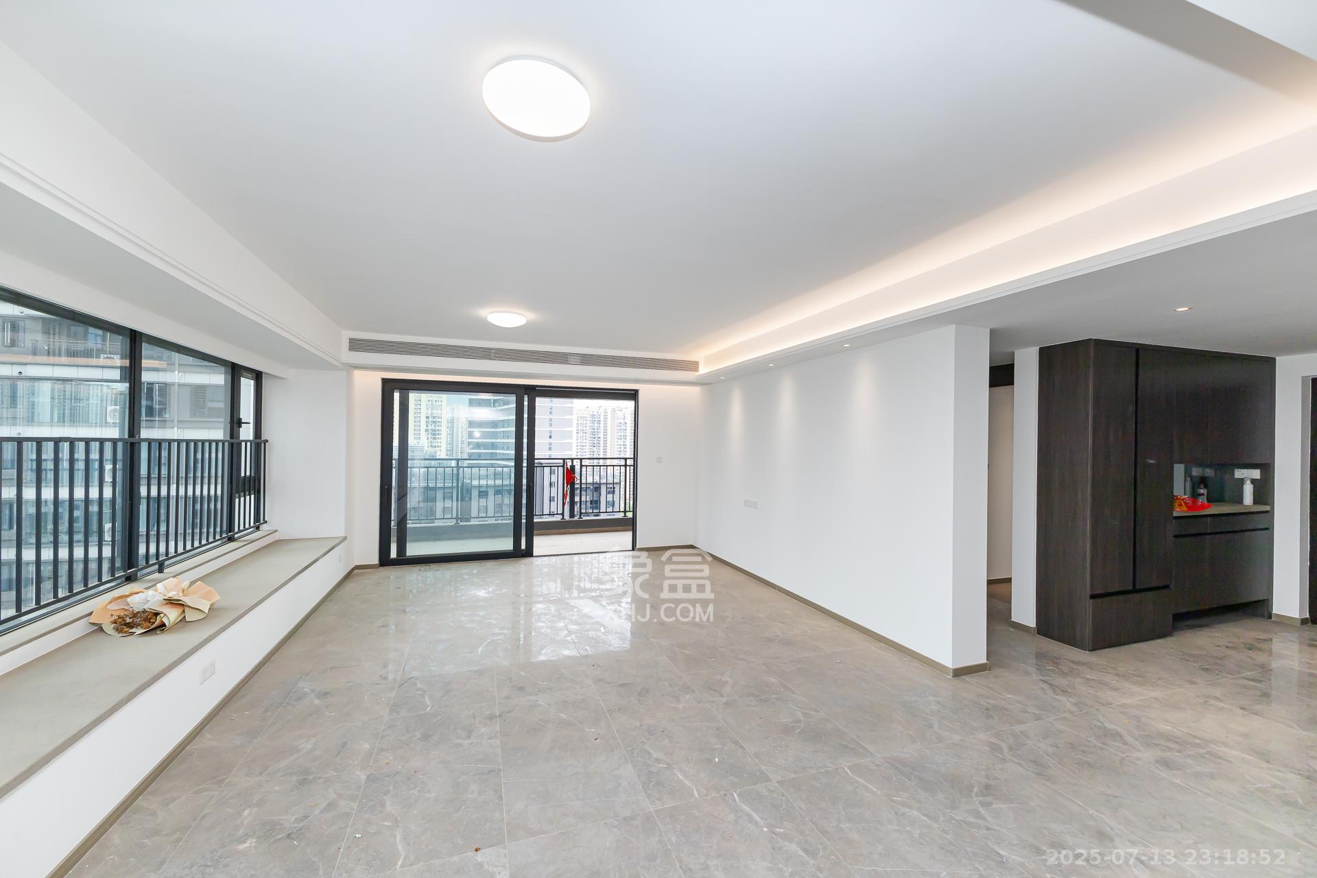 越秀湘江星汇城三期 4室2厅3卫 260.0万 越秀湘江星汇城三期 4室2厅3卫 260.0万客厅