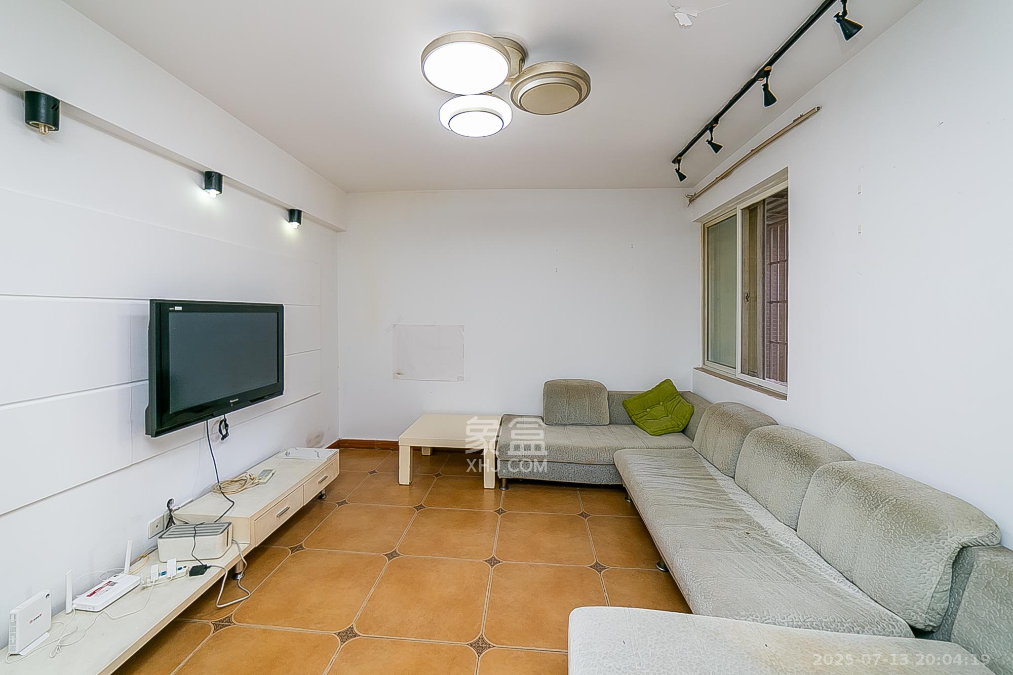 巧克力空间(建鸿达现代大厦)  2室2厅1卫    59.8万 巧克力空间(建鸿达现代大厦)  2室2厅1卫    59.8万客厅