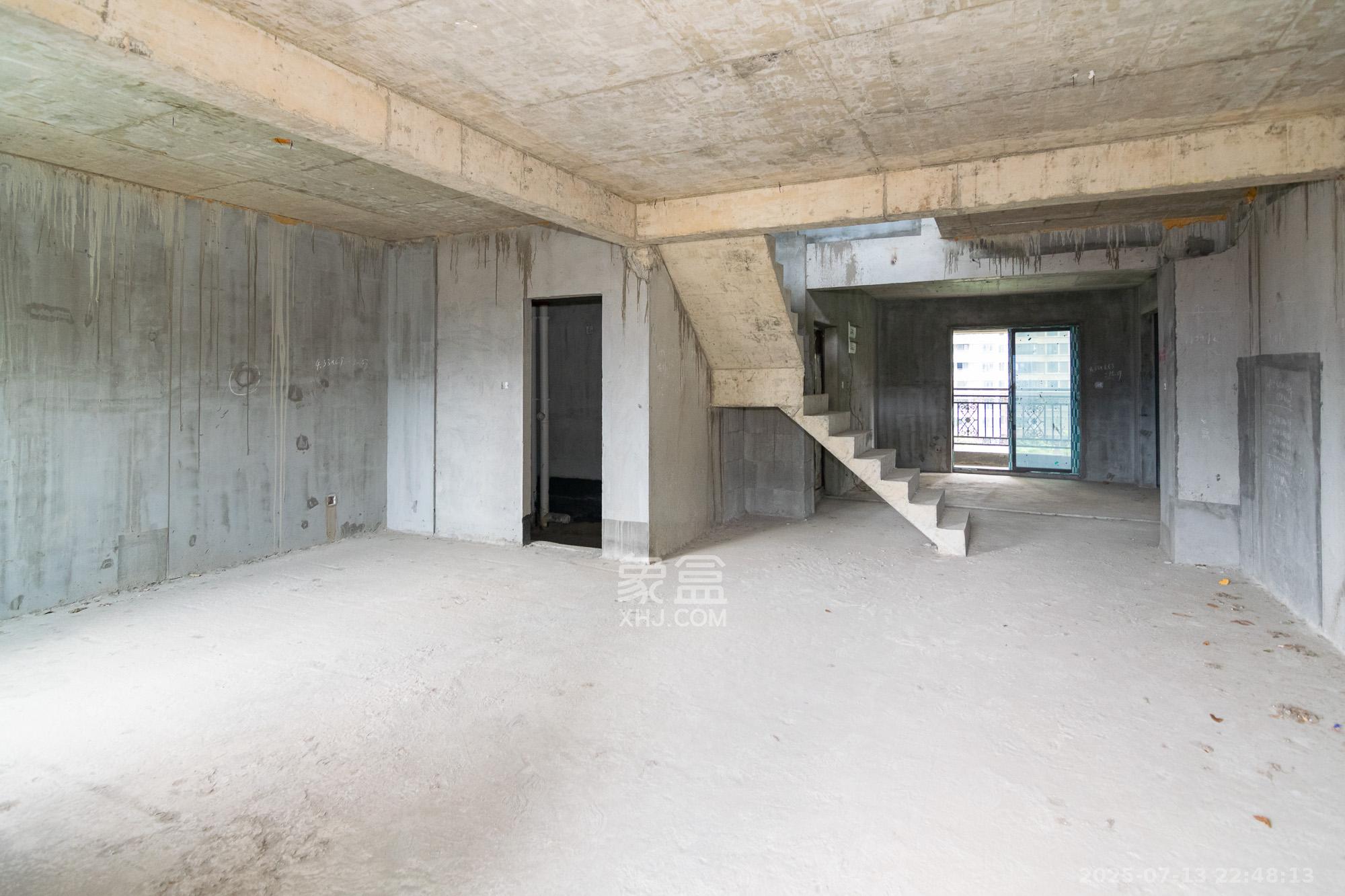 润和山水郡 4室2厅1卫 100.0万 润和山水郡 4室2厅1卫 100.0万客厅