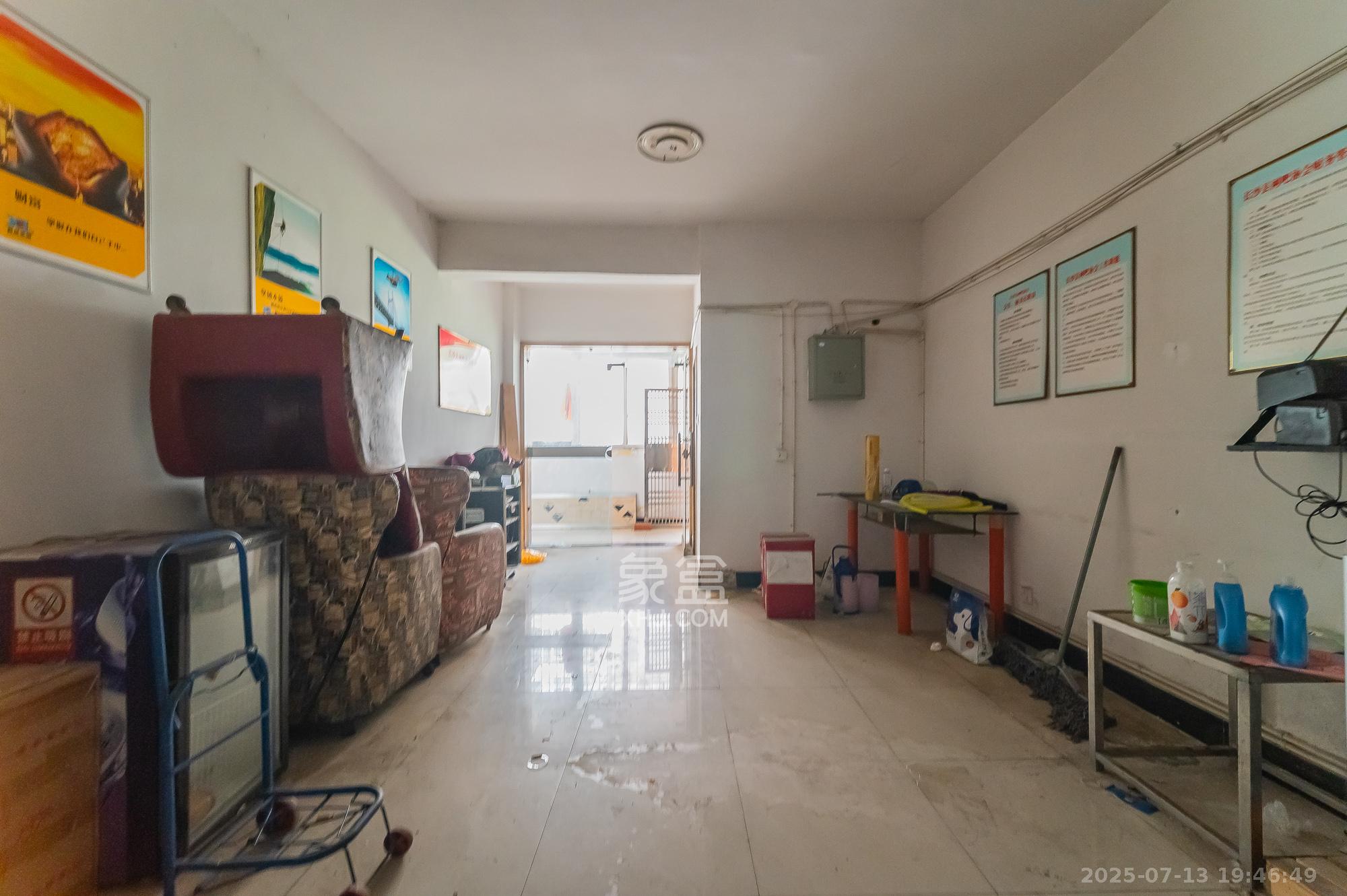 思进大厦  3室2厅2卫    43.8万 思进大厦  3室2厅2卫    43.8万客厅