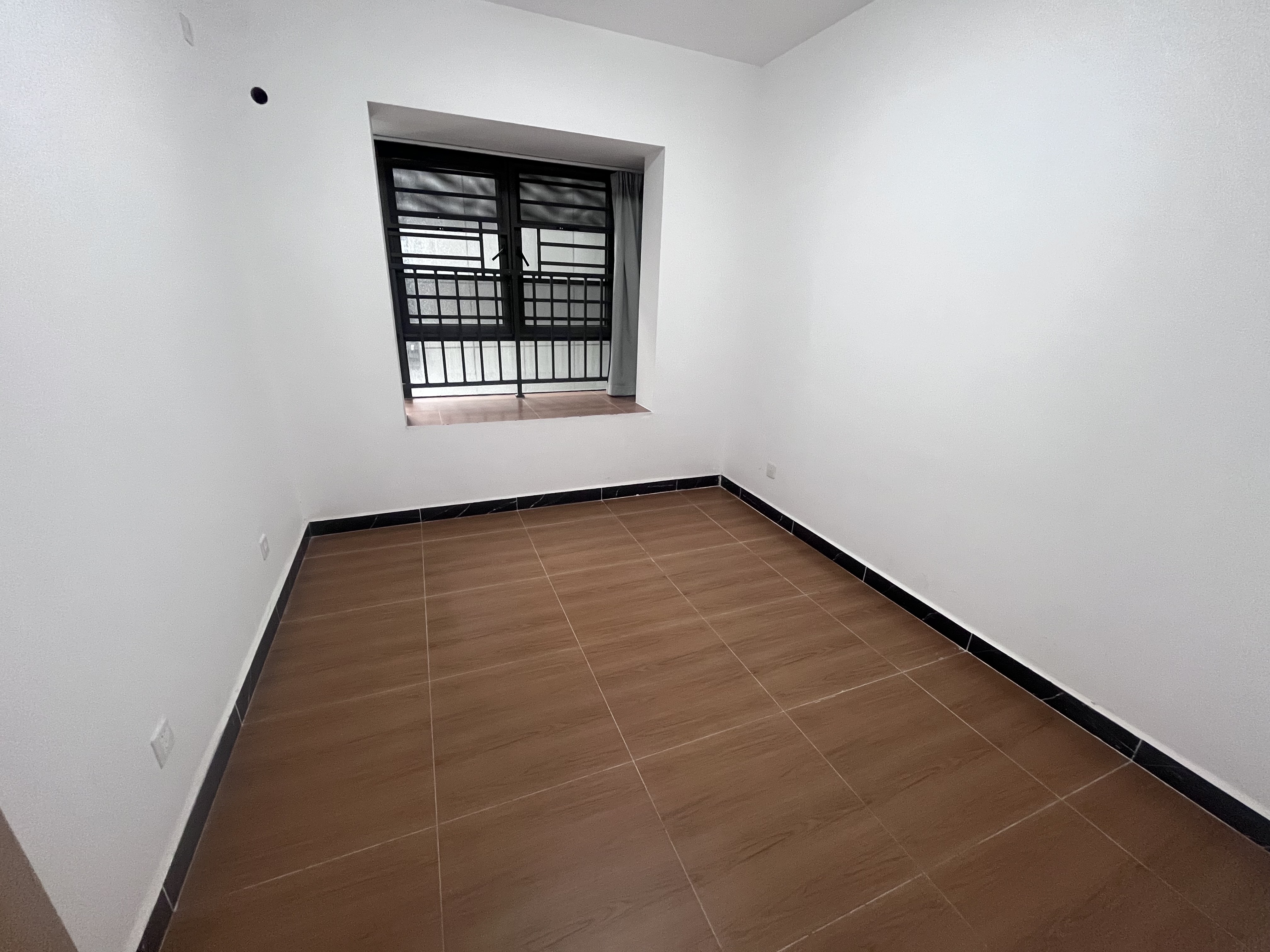 坡博家园三区  4室2厅2卫    2700.0元/月室内图
