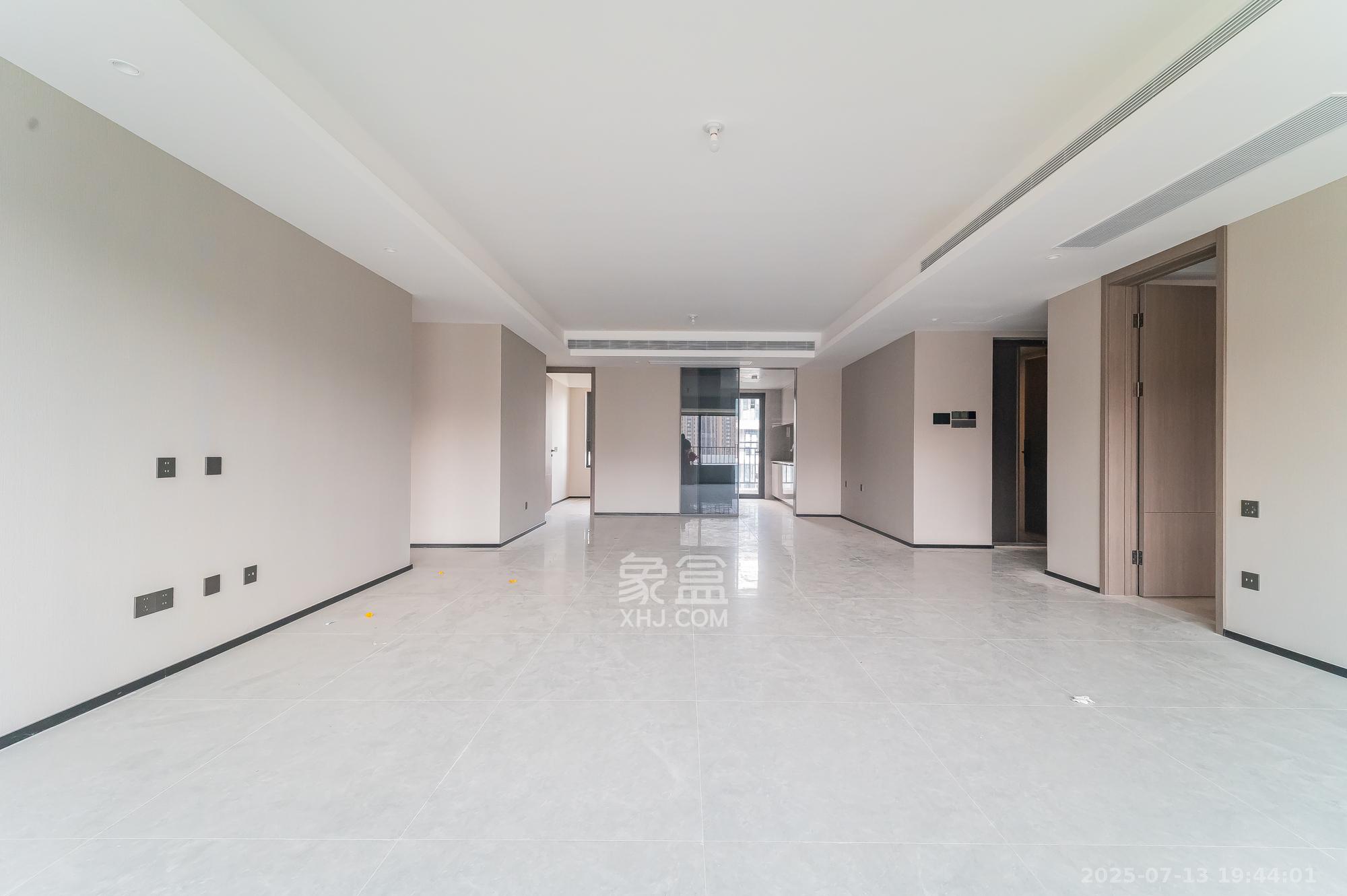 万科松湖天地 4室2厅2卫 227.0万 万科松湖天地 4室2厅2卫 227.0万客厅