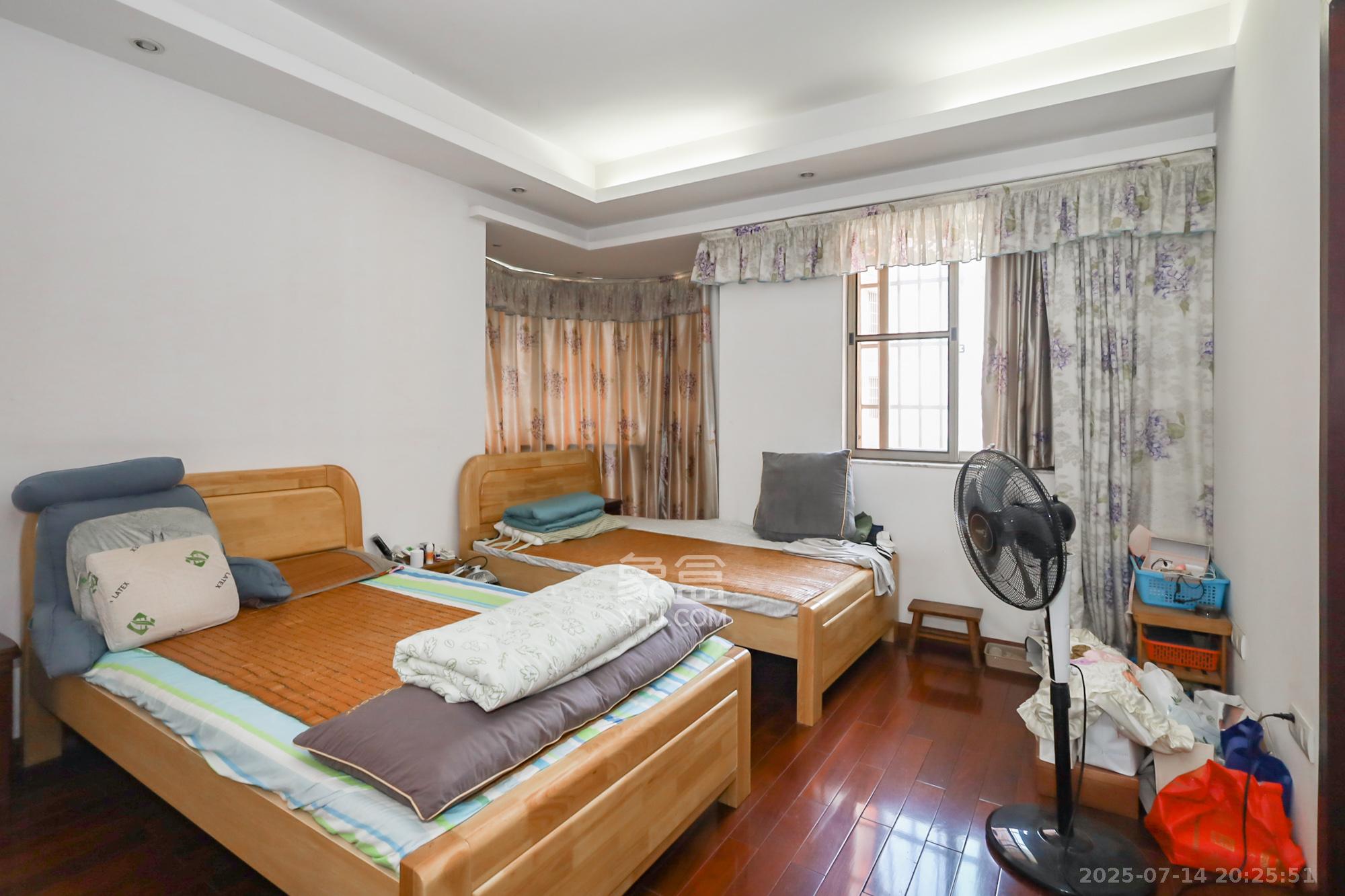 西岸润泽府 5室2厅2卫 189.0万 西岸润泽府 5室2厅2卫 189.0万卧室