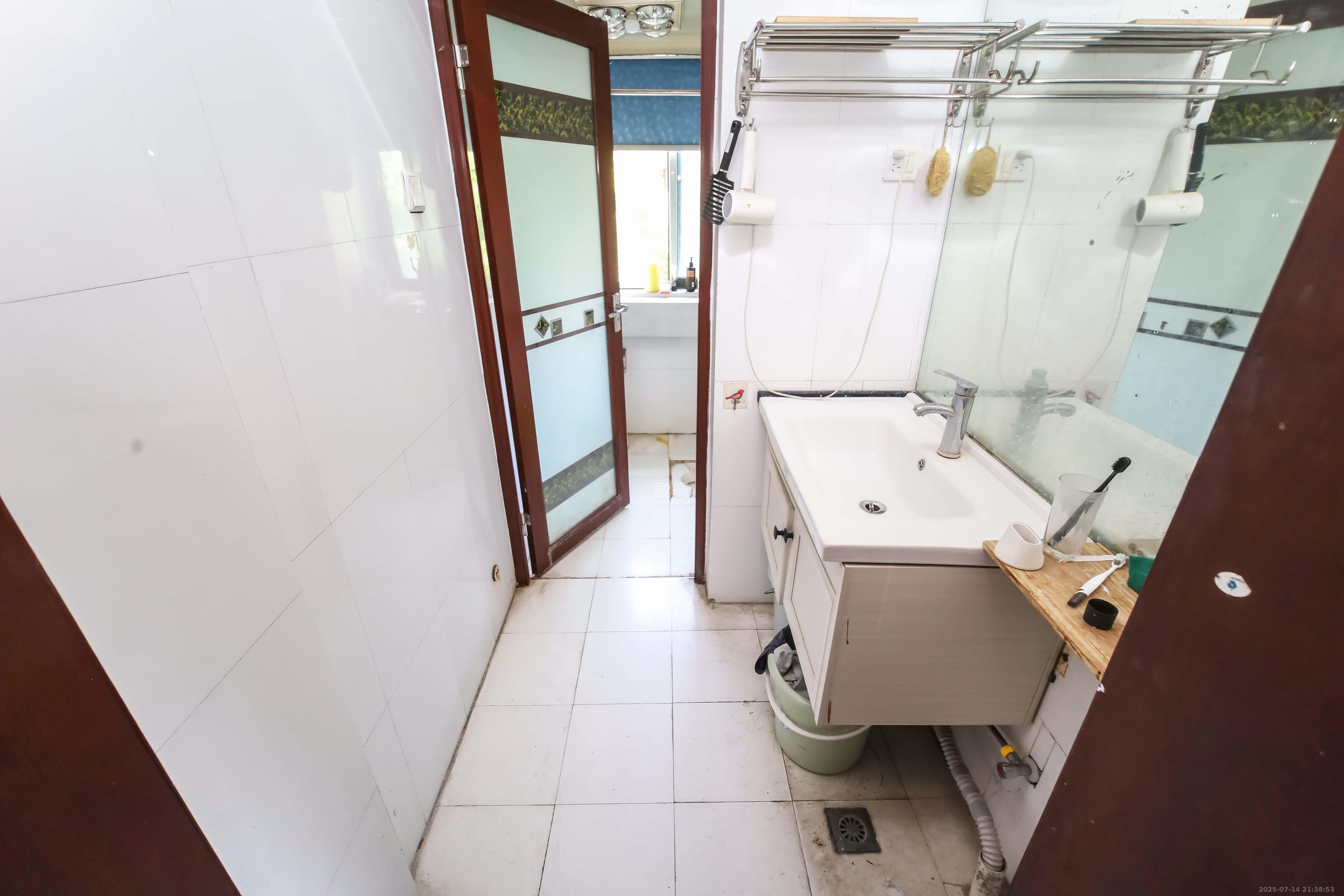 长房东郡 2室2厅1卫 98.0万 长房东郡 2室2厅1卫 98.0万卫生间