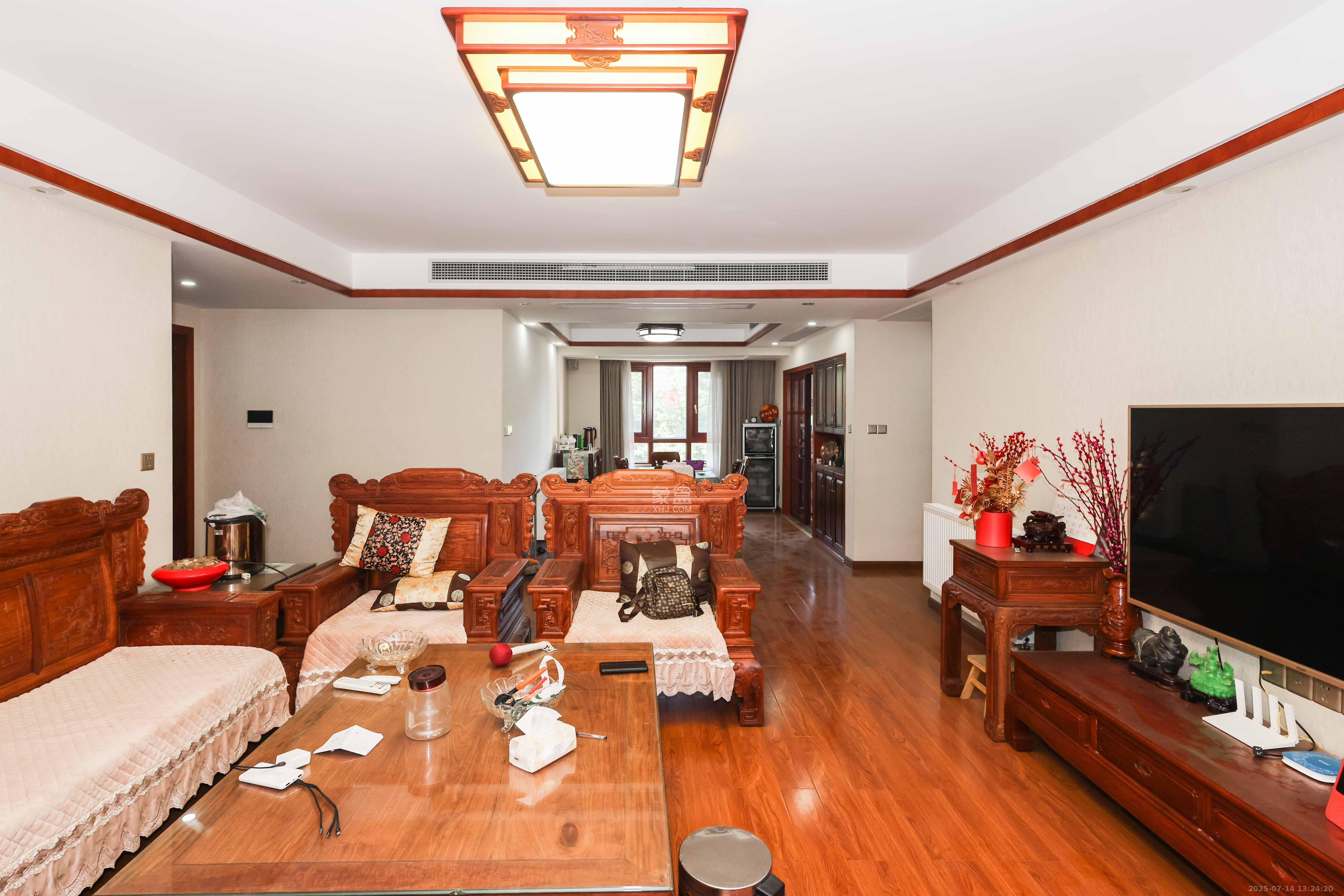 惠天然梅岭国际  4室2厅2卫    198.0万客厅