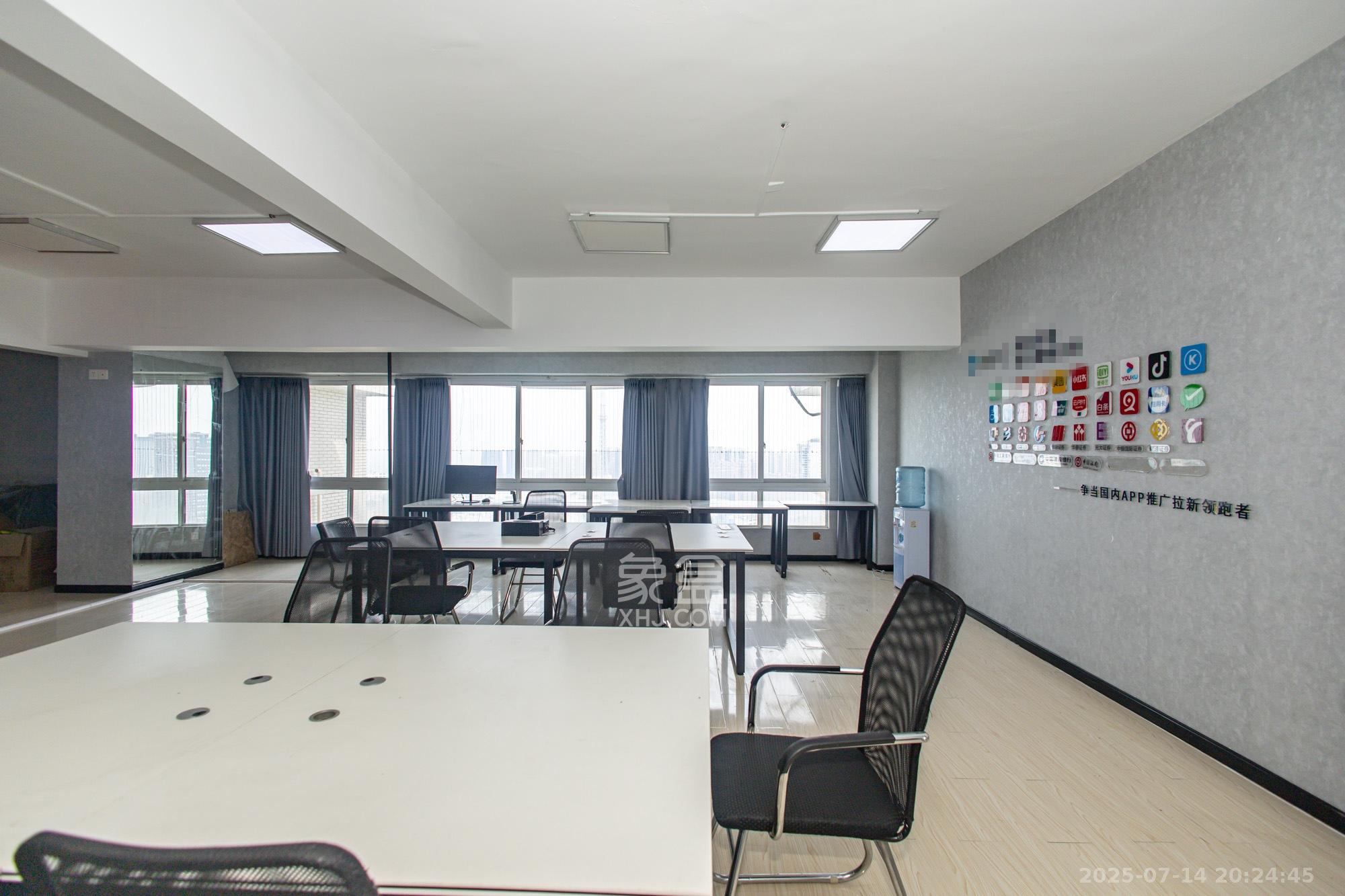 楚天家园  1室1厅1卫    59.0万客厅