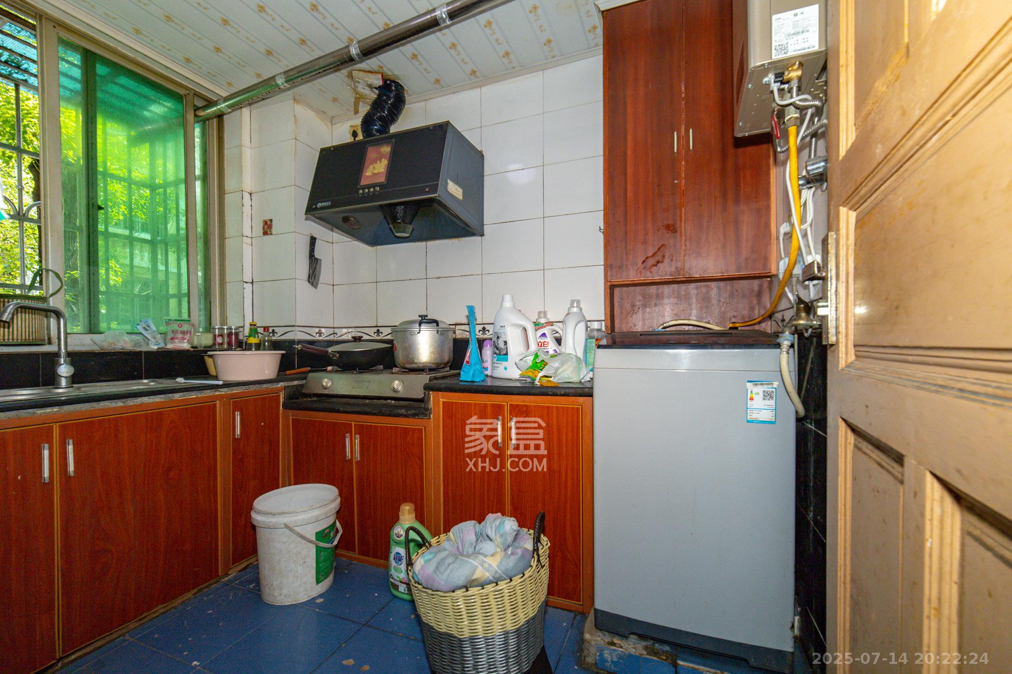 中南汽车世界  2室2厅1卫    29.8万 中南汽车世界  2室2厅1卫    29.8万厨房