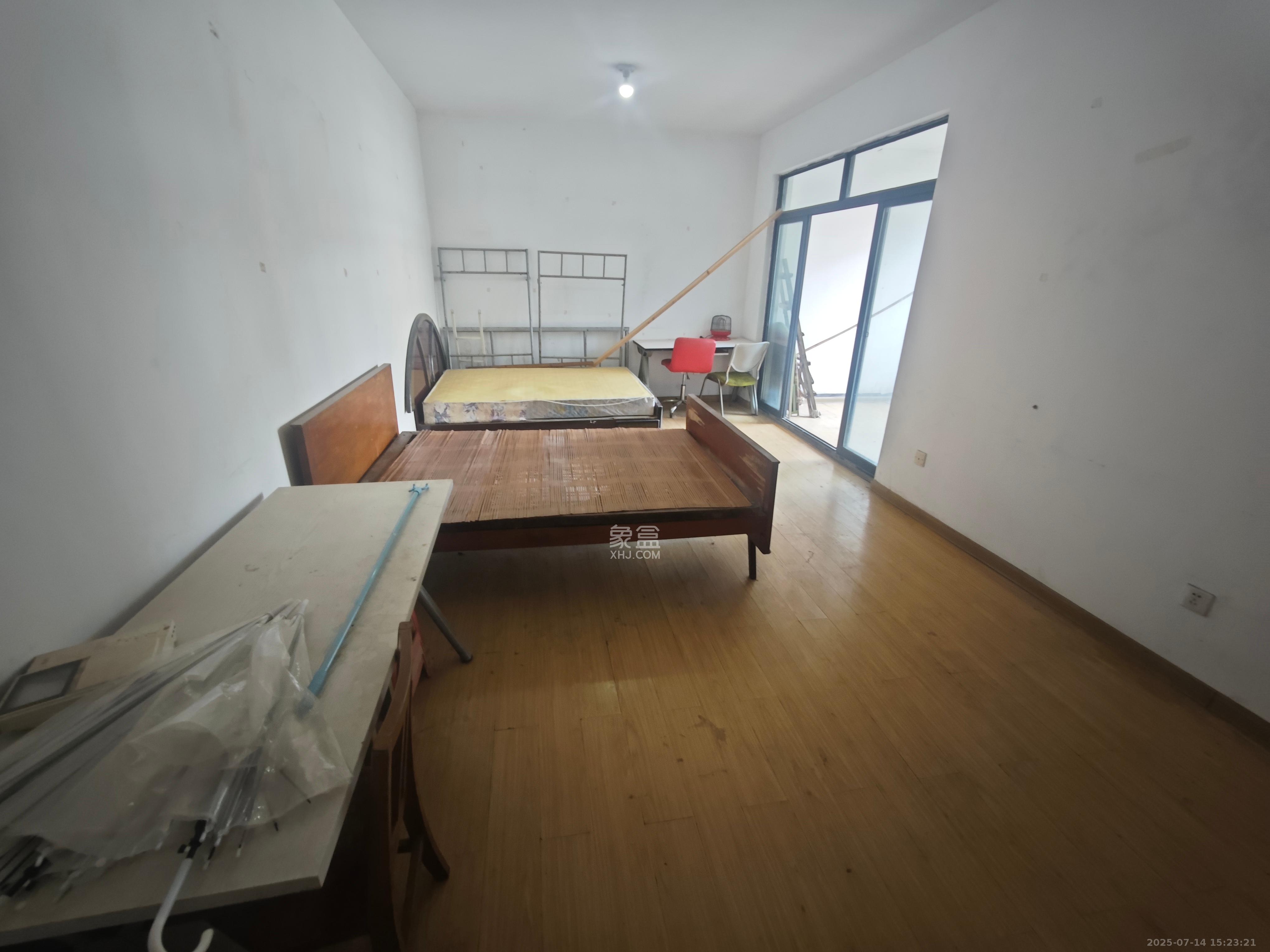 长大彩虹都  3室2厅1卫    1500.0元/月 长大彩虹都  3室2厅1卫    1500.0元/月室内图1