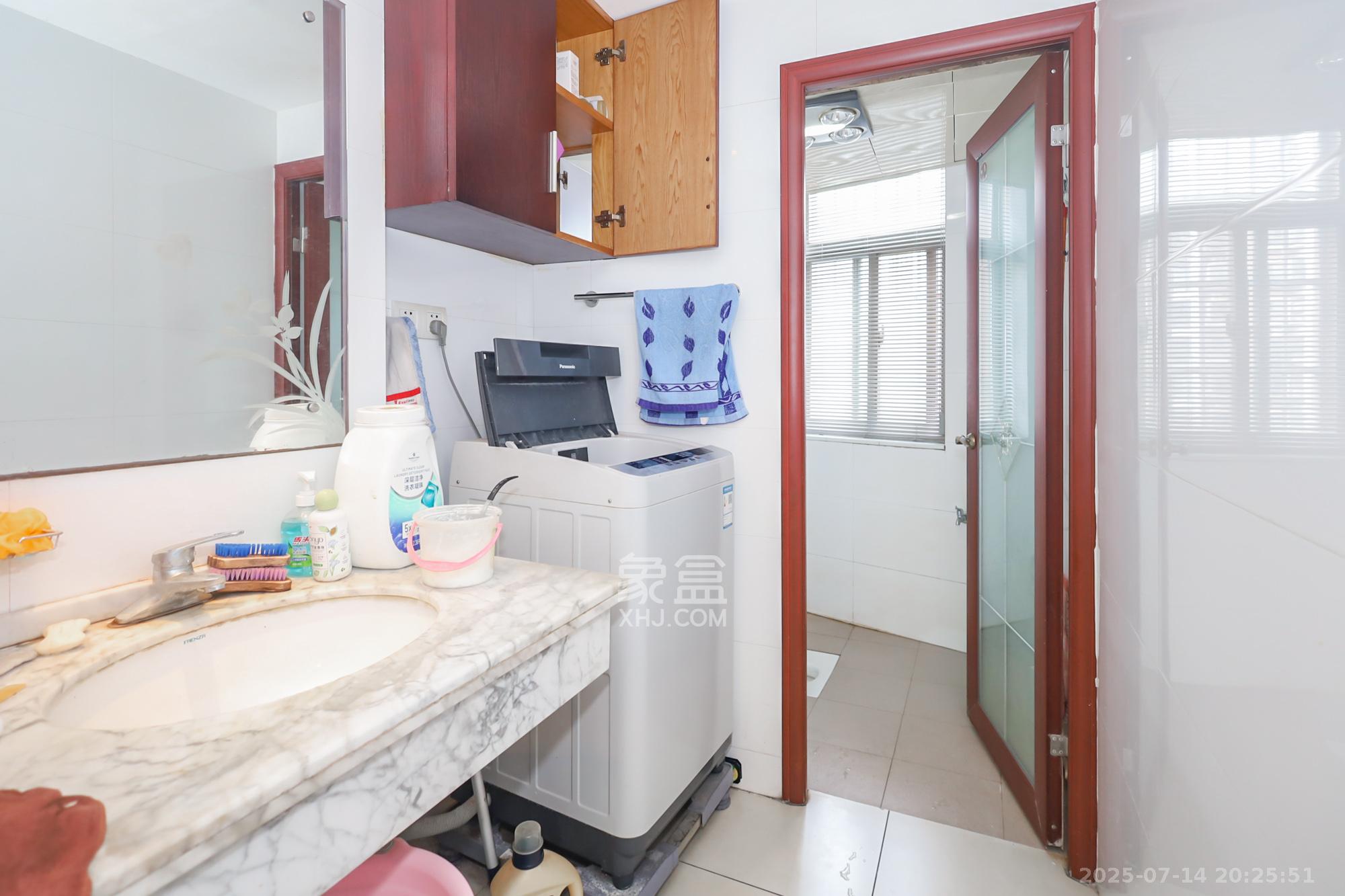 西岸润泽府 5室2厅2卫 189.0万 西岸润泽府 5室2厅2卫 189.0万卫生间