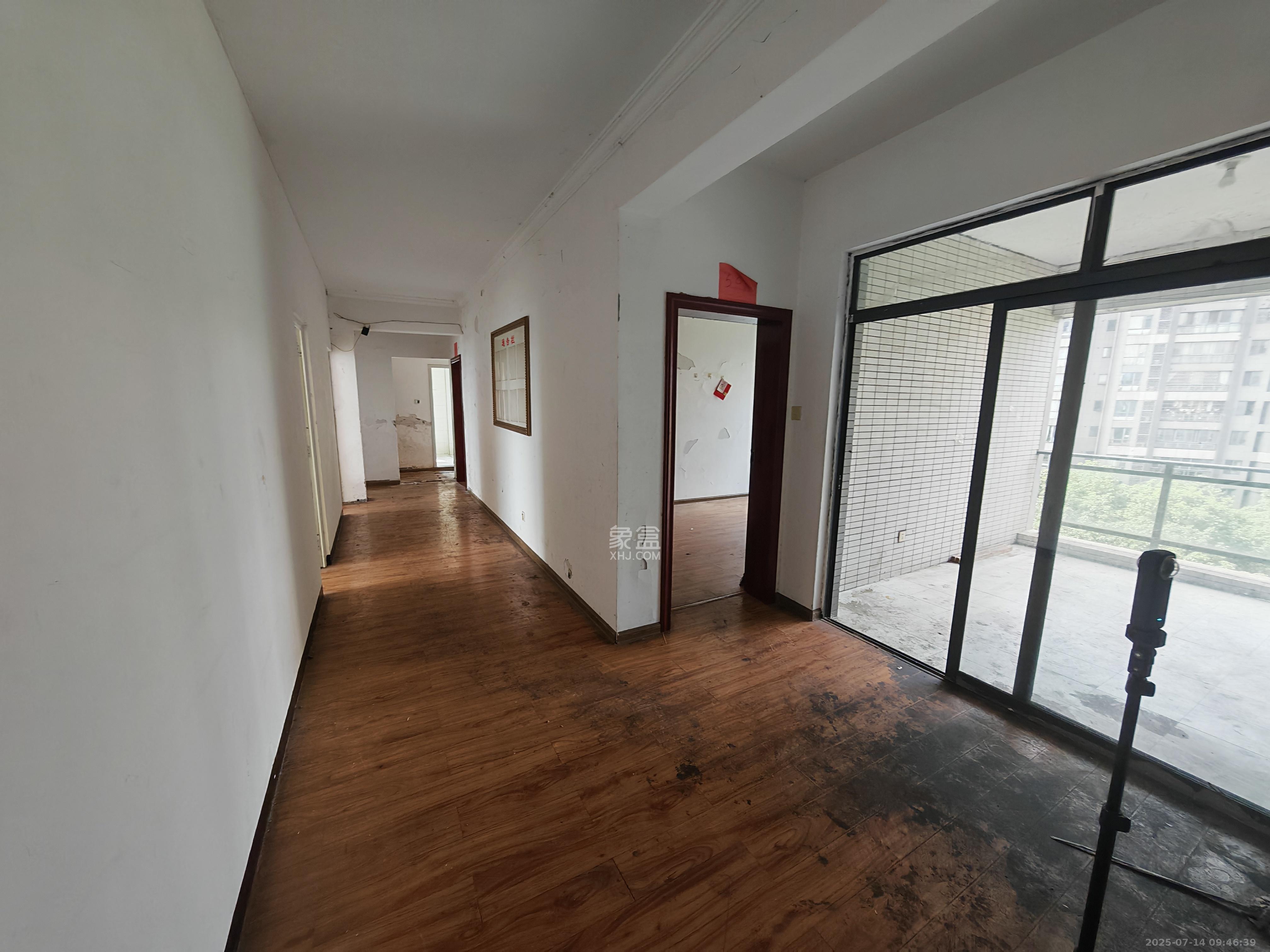 中信城市广场(中信新城一期) 6室2厅2卫 3300.0元/月 中信城市广场(中信新城一期) 6室2厅2卫 3300.0元/月室内图