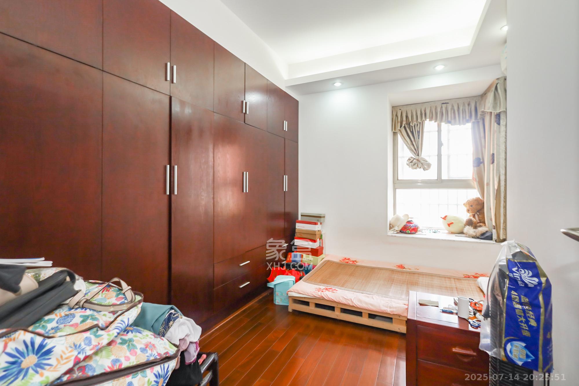 西岸润泽府 5室2厅2卫 189.0万 西岸润泽府 5室2厅2卫 189.0万卧室