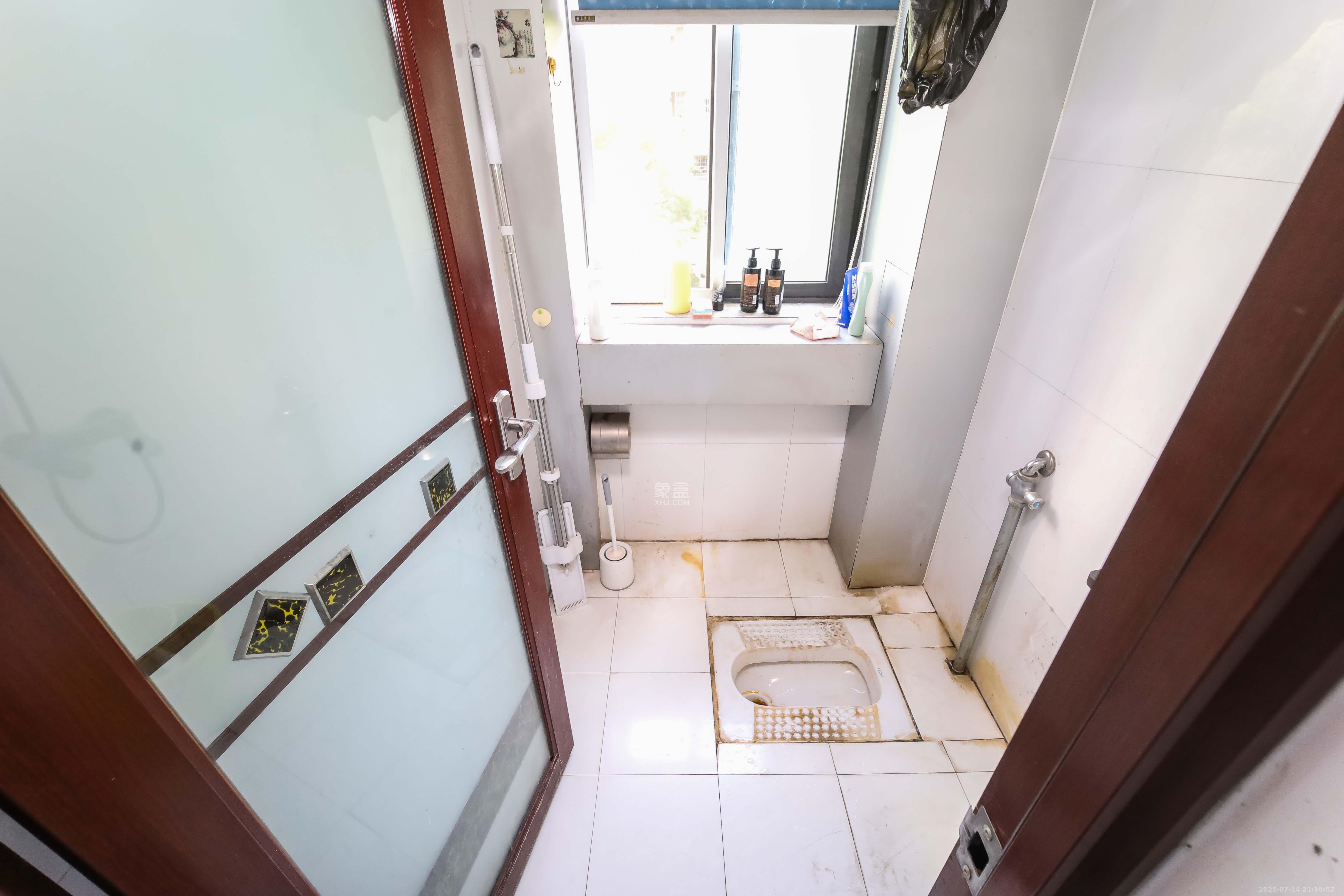 长房东郡 2室2厅1卫 98.0万 长房东郡 2室2厅1卫 98.0万卫生间