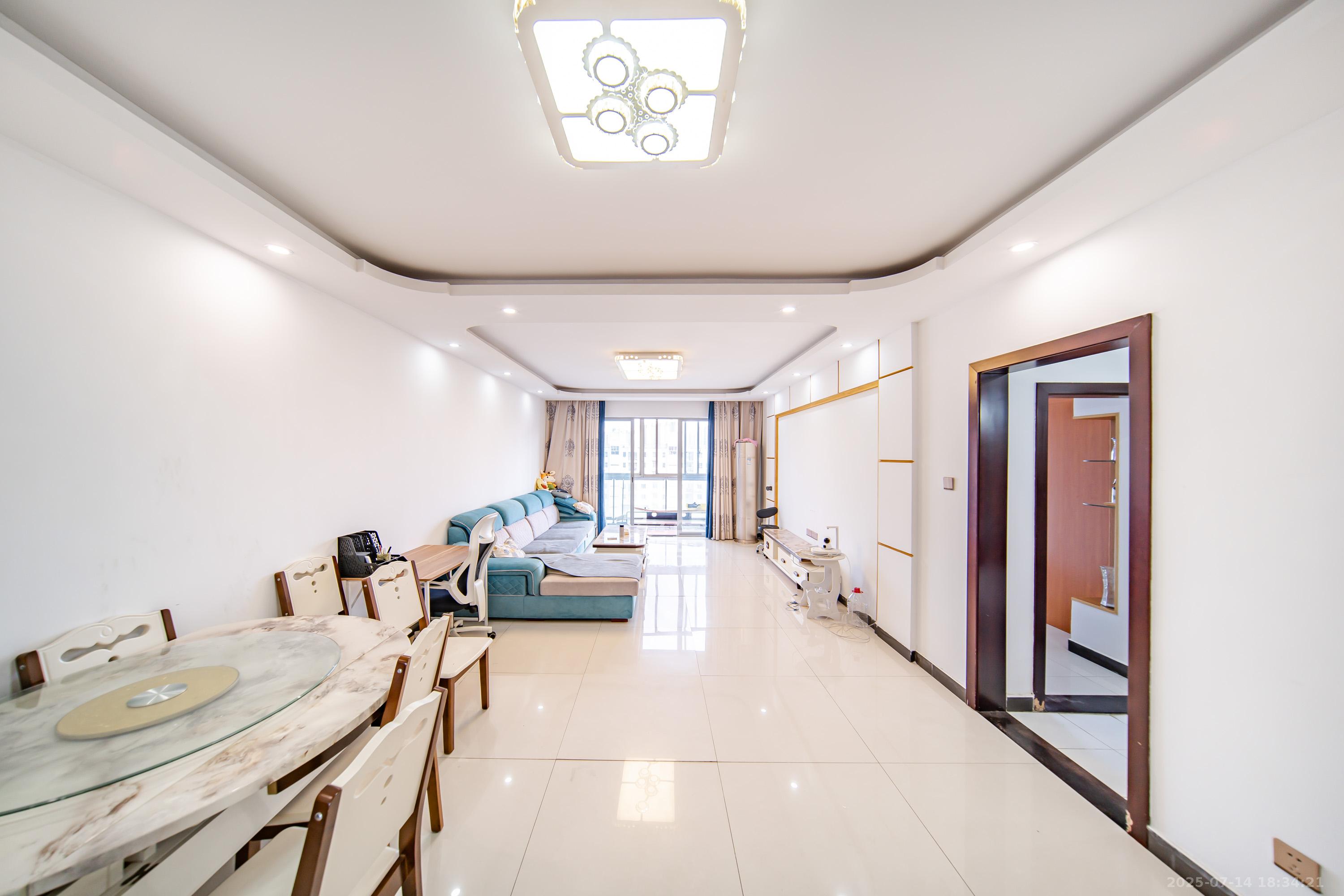 阳光100二期 2室2厅1卫 88.0万 阳光100二期 2室2厅1卫 88.0万客厅