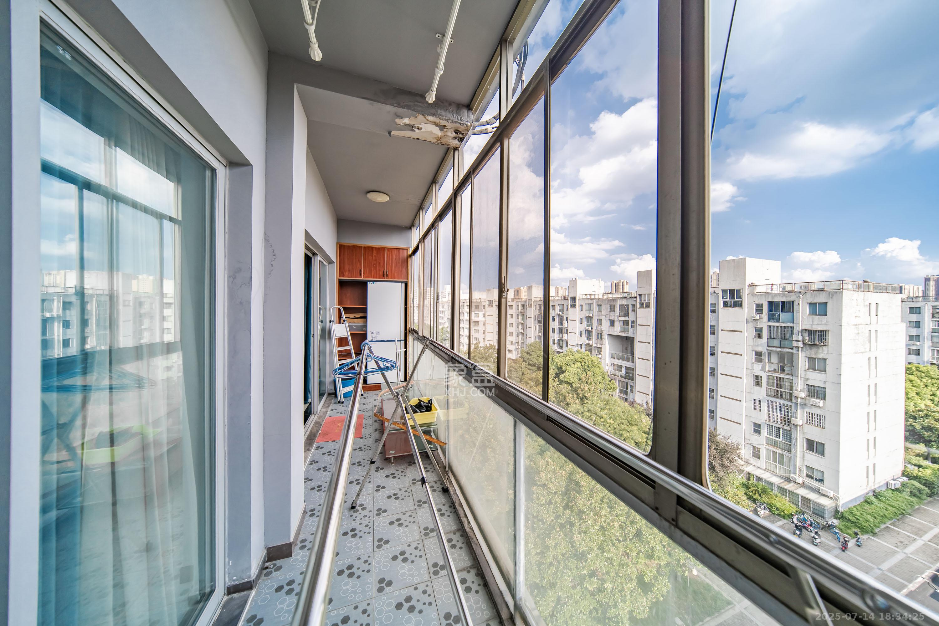 阳光100二期 2室2厅1卫 88.0万 阳光100二期 2室2厅1卫 88.0万阳台