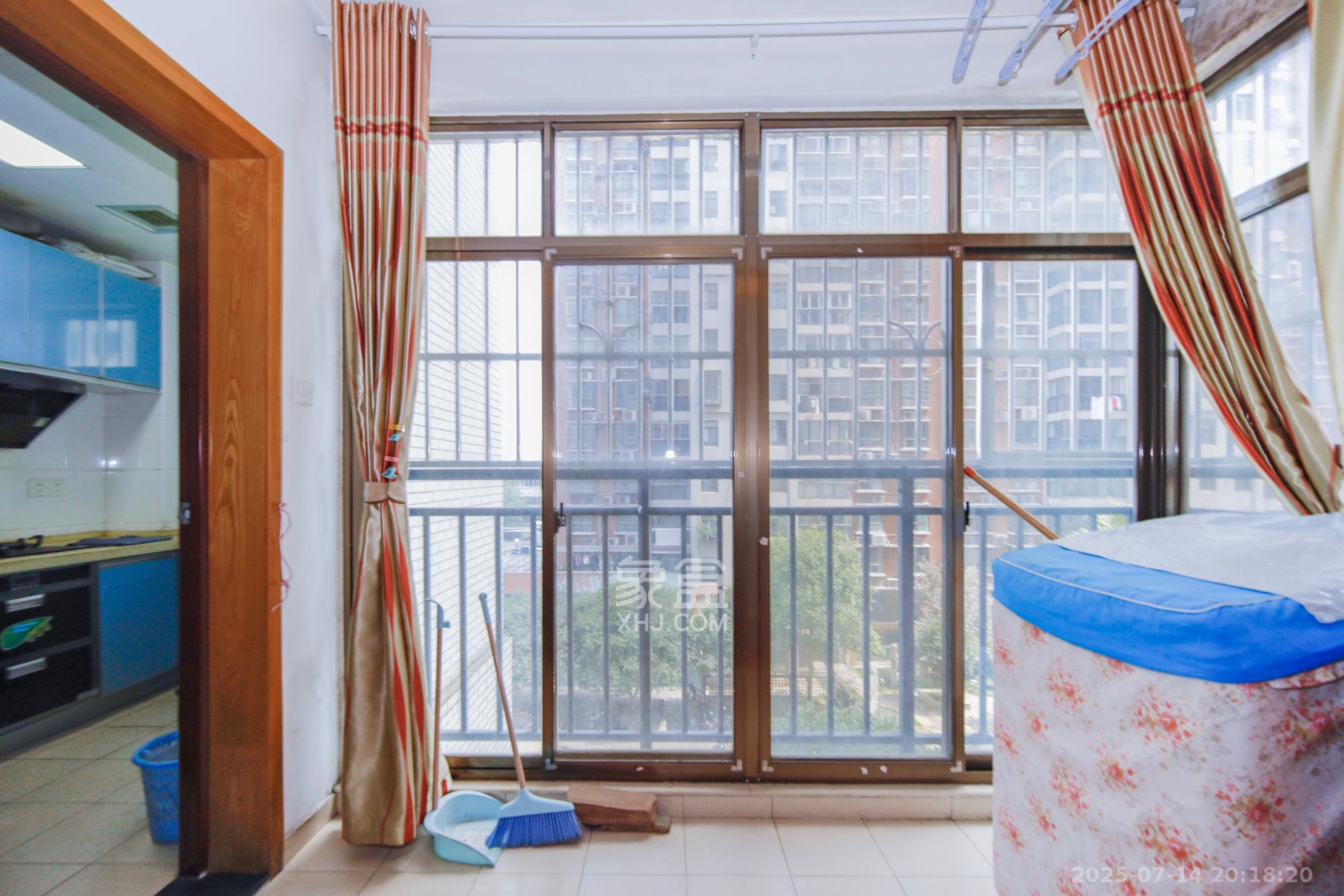 湘翰御舍 3室2厅2卫 70.0万 湘翰御舍 3室2厅2卫 70.0万阳台