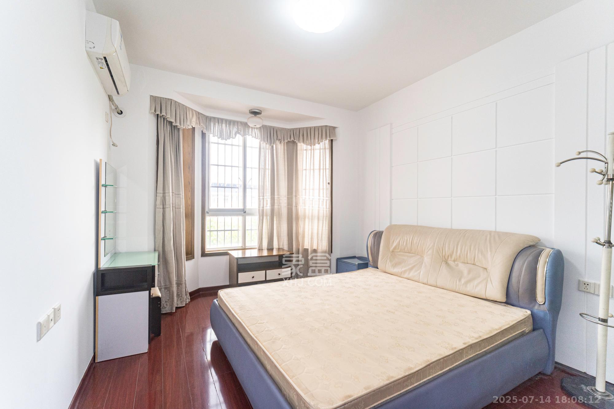 山水人家一二期 3室2厅2卫 82.0万 山水人家一二期 3室2厅2卫 82.0万卧室