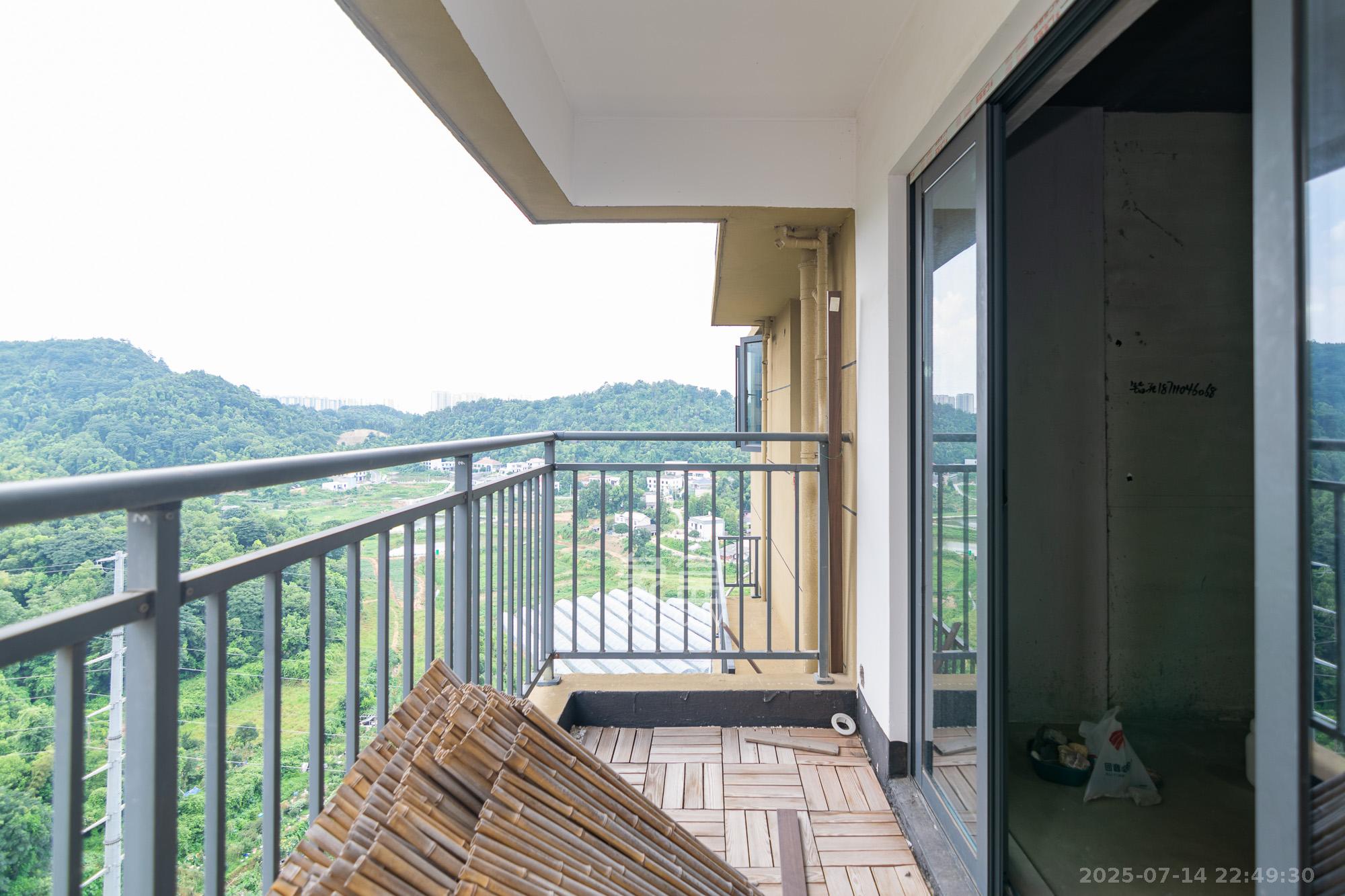澳海澜庭  3室2厅1卫    55.0万阳台