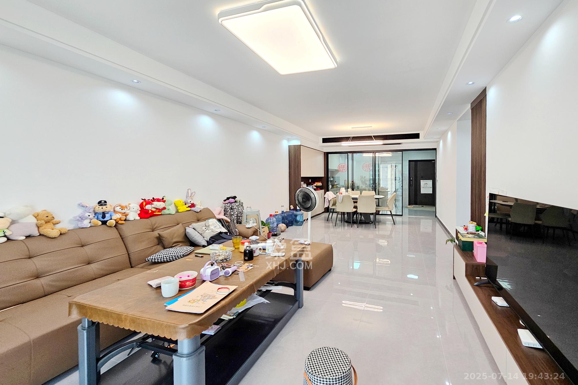 长房东旭国际  4室2厅2卫    142.0万 长房东旭国际  4室2厅2卫    142.0万客厅